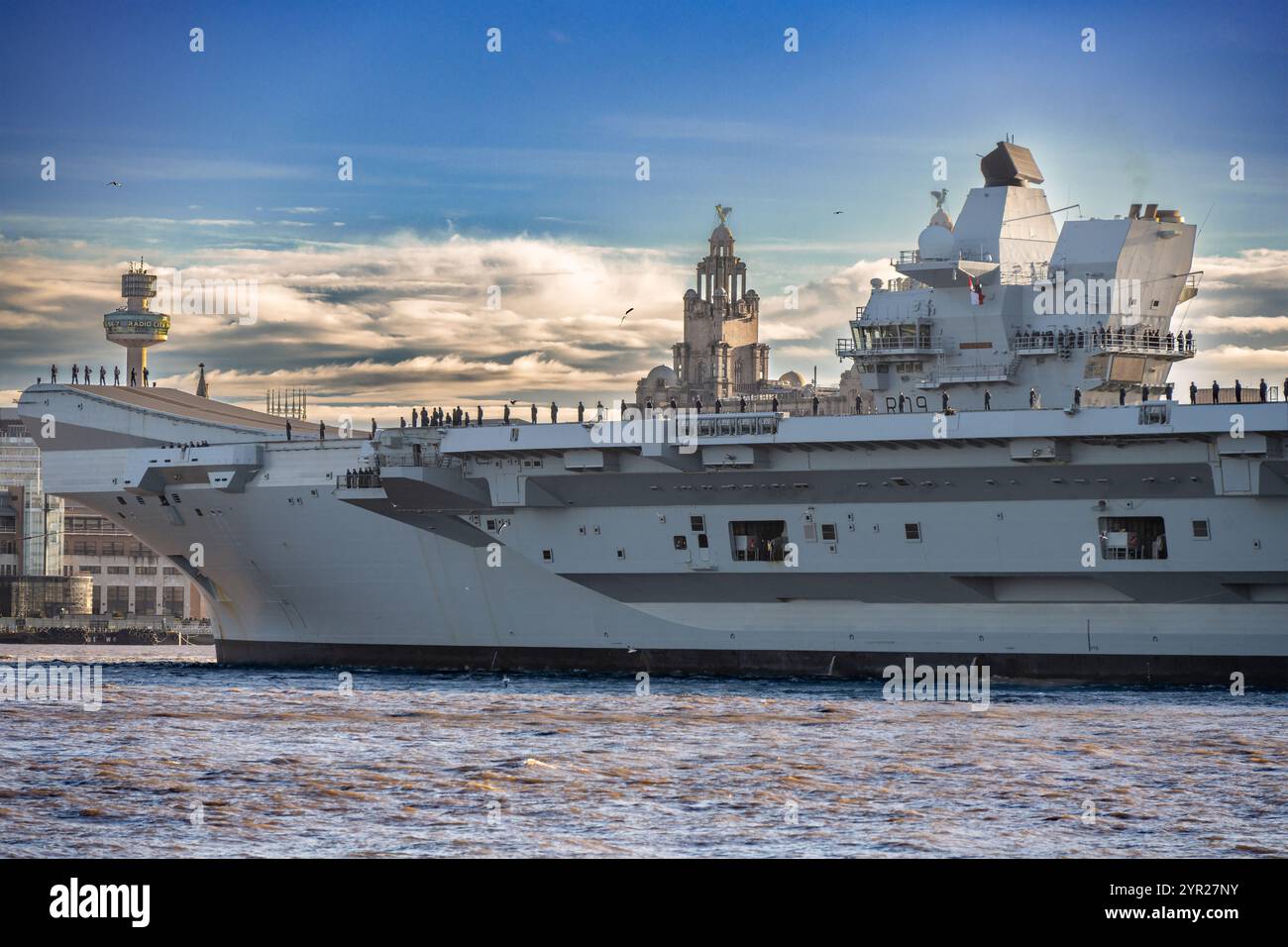 Le HMS Prince of Wales arrive à Liverpool Pierhead sur la rivière Mersey le 1er décembre 2024 pour une visite officielle. Banque D'Images