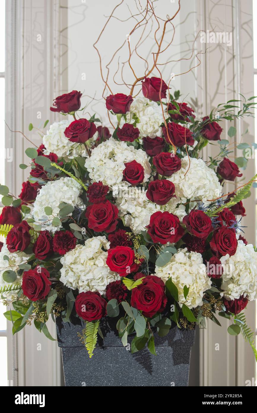 Énorme bouquet de mariage de roses rouges et de fleurs blanches - arrangement floral élégant pour le décor de la mariée Banque D'Images