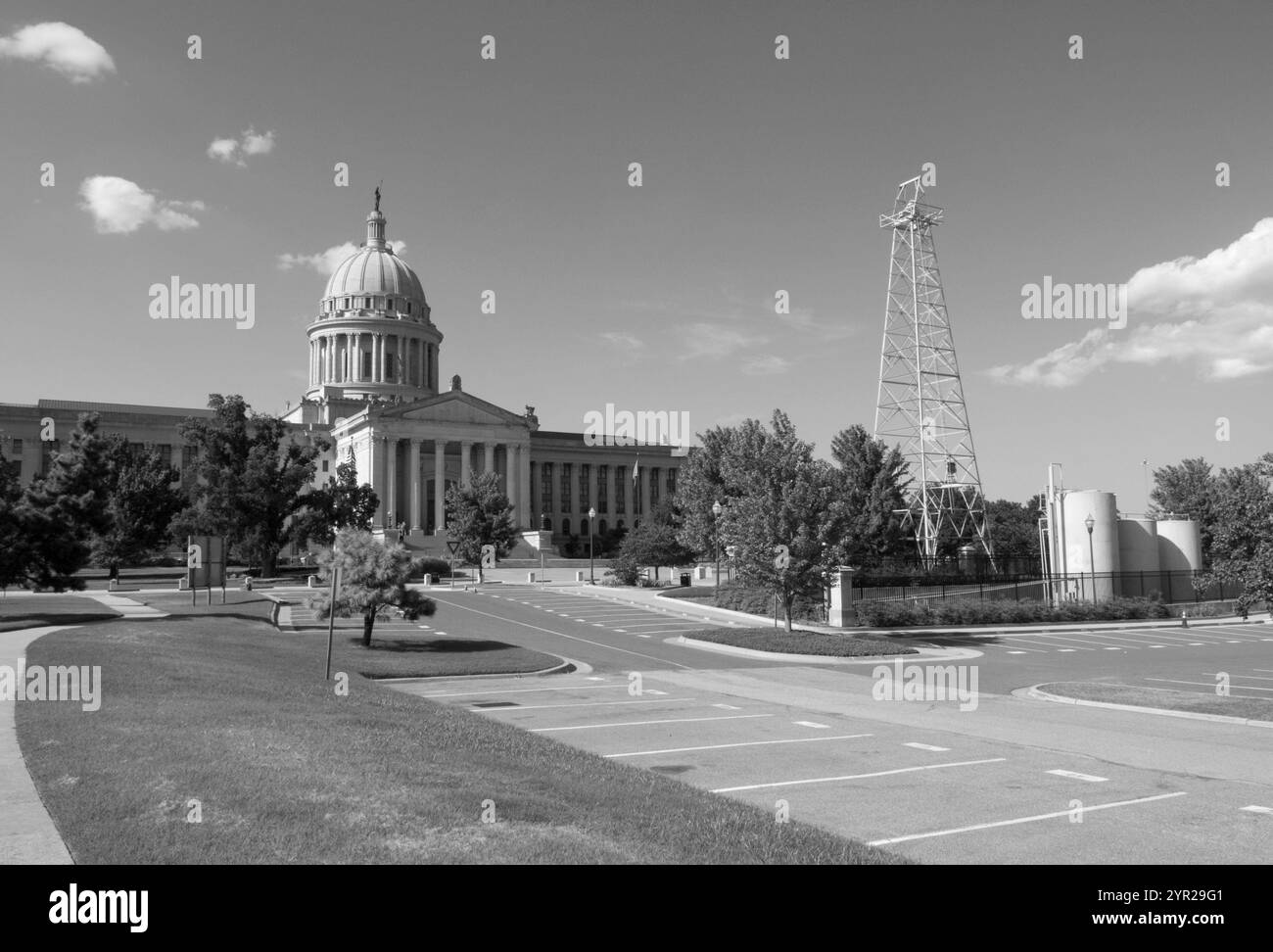 Un puits de pétrole fonctionnel situé sur la pelouse du bâtiment du Capitole de l'État d'Oklahoma à Oklahoma City, Oklahoma, États-Unis. Banque D'Images