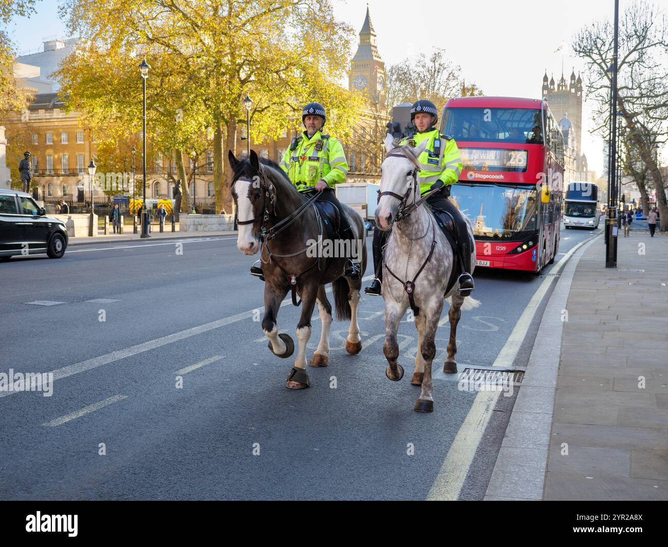 Policiers montés à cheval marchant dans la rue à Whitehall, Westminster, centre de Londres, Royaume-Uni Banque D'Images