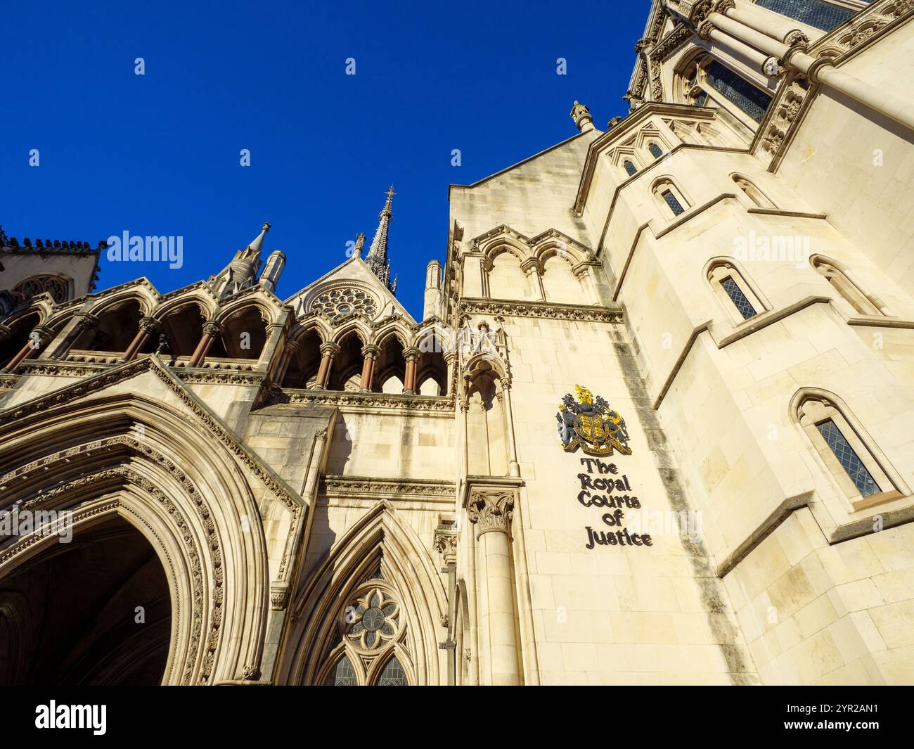 Les cours royales de justice ou cours de justice qui abritent la haute Cour, Westminster, Londres, Royaume-Uni Banque D'Images