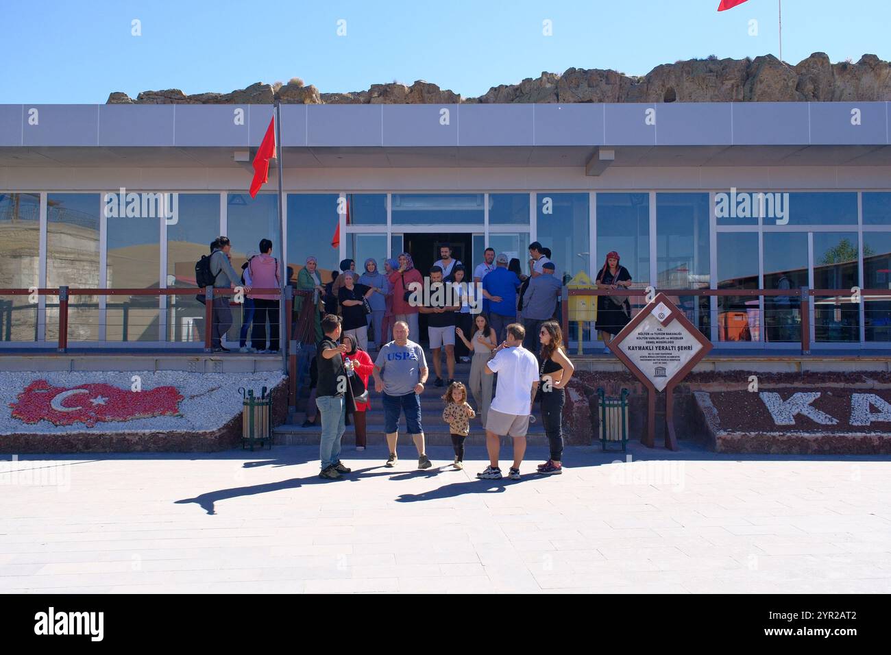 Entrée de la ville souterraine de Kaymakli avec les touristes Banque D'Images