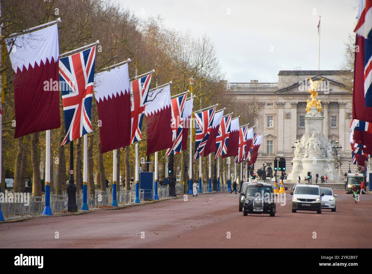 Londres, Royaume-Uni. 2 décembre 2024. Des drapeaux du Qatar et de l'Union Jacks bordent le Mall menant au palais de Buckingham avant la visite d'État de l'émir du Qatar, Cheikh Tamim bin Hamad Al Thani. Crédit : Vuk Valcic/Alamy Live News Banque D'Images