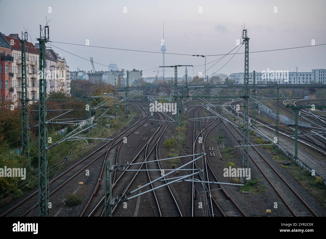 09.11.2024, Berlin, Allemagne, Europe - vue surélevée depuis le pont de Boese (Boesebruecke) le long de Bornholmer Strasse sur la voie ferrée vers Berlin-Mitte. Banque D'Images 09.11.2024, Berlin, Allemagne, Europe - vue surélevée depuis le pont de Boese (Boesebruecke) le long de Bornholmer Strasse sur la voie ferrée vers Berlin-Mitte. Banque D'Images