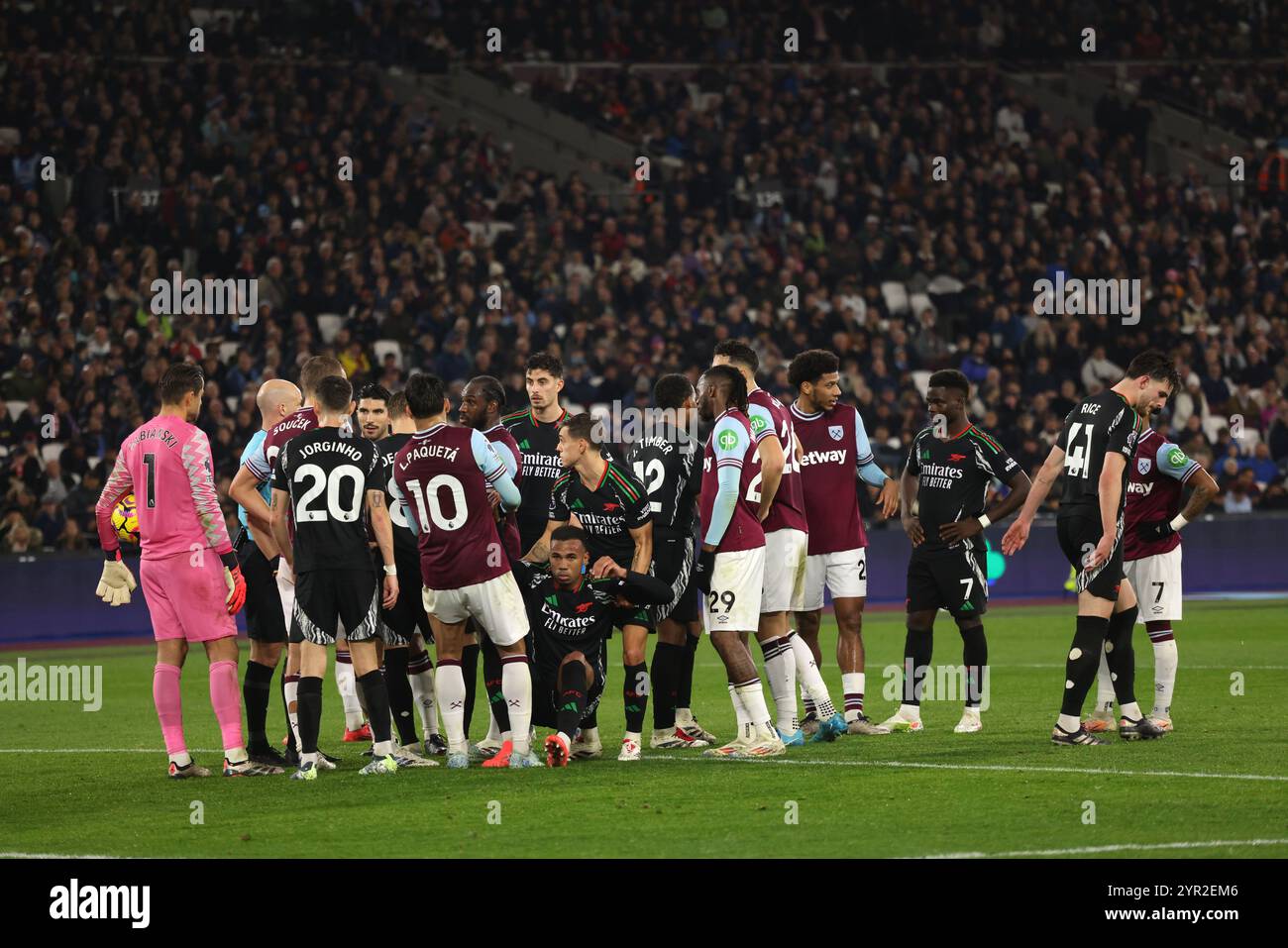 Londres, Royaume-Uni. 30 novembre 2024. Gabriel Magalhaes (A) est aidé à décoller après avoir été frappé par Lukasz Fabianski (WHU) lors du match West Ham United contre Arsenal EPL, au London Stadium, Londres, Royaume-Uni le 30 novembre 2024. Crédit : Paul Marriott/Alamy Live News Banque D'Images