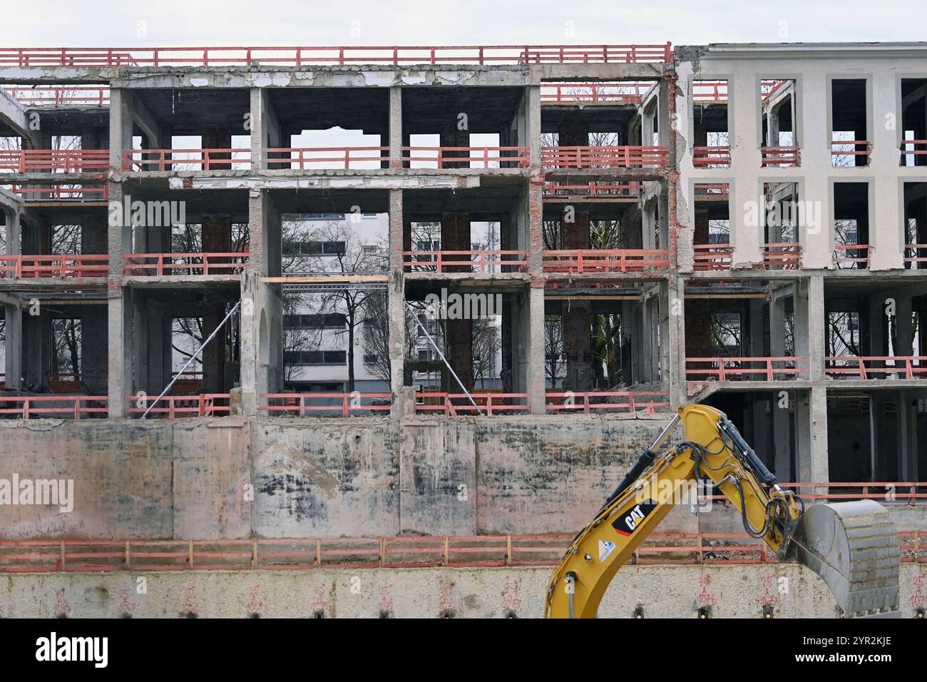 Munich, Deutschland. 02 décembre 2024. Chantier dans le Werksviertel à Munich. Un ancien immeuble de bureaux a été vidé et est en cours de rénovation. Rénovation. Propriété de bureau, propriété commerciale. Grand chantier de construction. ? Crédit : dpa/Alamy Live News Banque D'Images