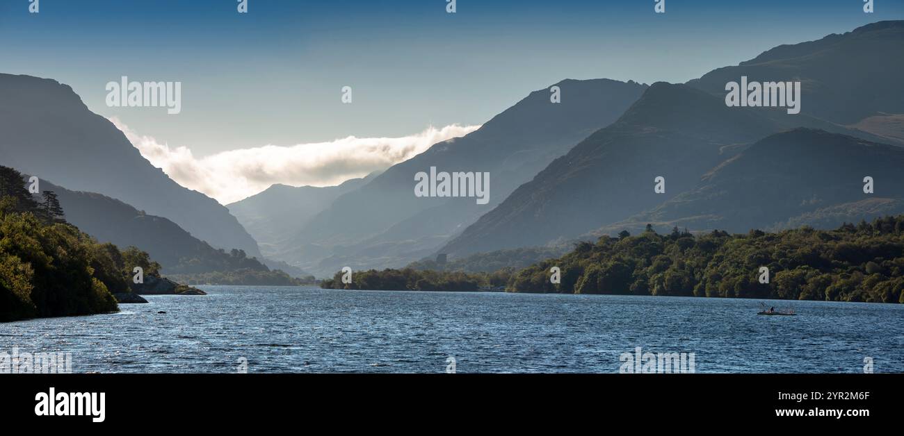 Royaume-Uni, pays de Galles, Gwynedd, Snowdonia, Llanberis, Llyn Padarn en contrebas Elidir Faw et Snowdon montagnes, panoramique Banque D'Images