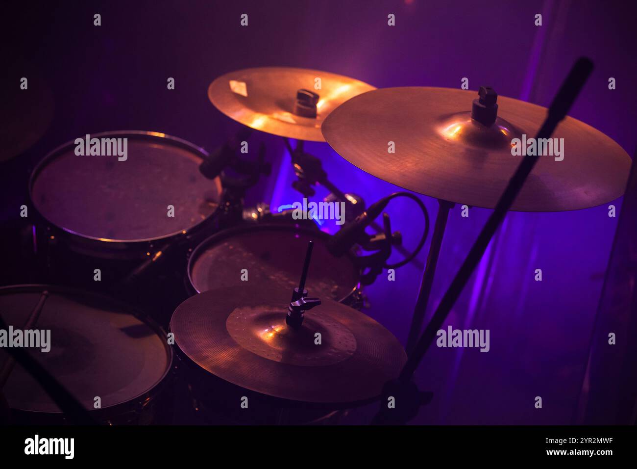 Le jeu de tambours est dans les lumières de scène. Gros plan, mise au point sélective douce. Fond de musique live Banque D'Images