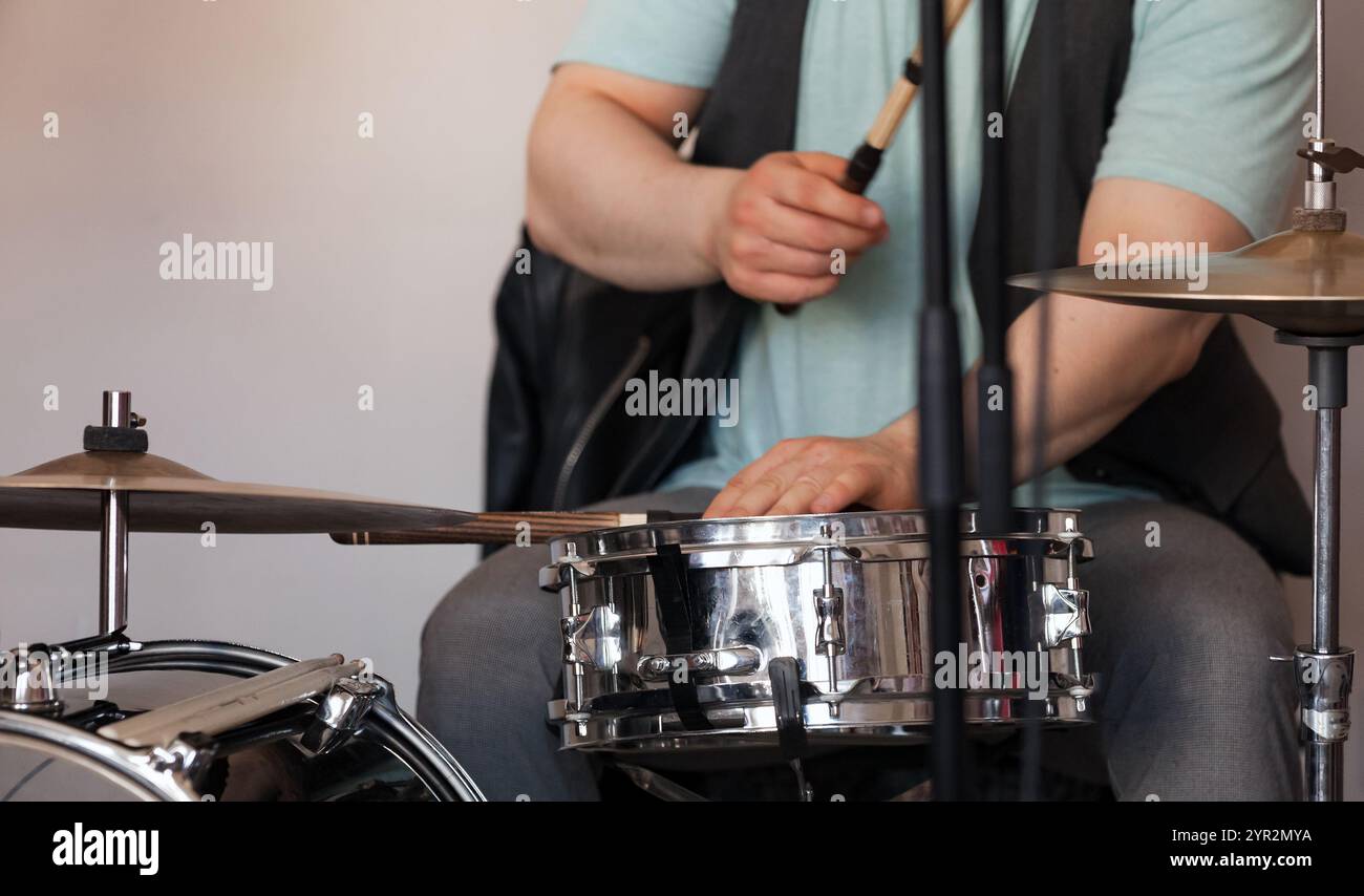 Drummer joue un tambour et des cymbales, gros plan photo avec flou sélectif. Fond de musique live Banque D'Images