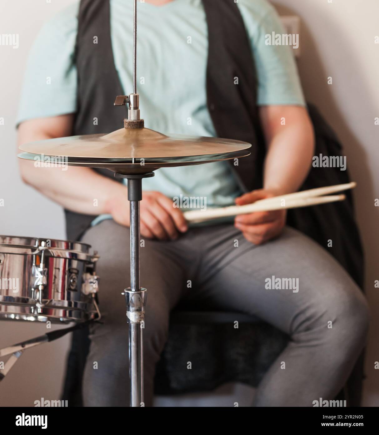 Mains de batteurs, tambour de piège et cymbales, photo verticale gros plan avec mise au point sélective Banque D'Images