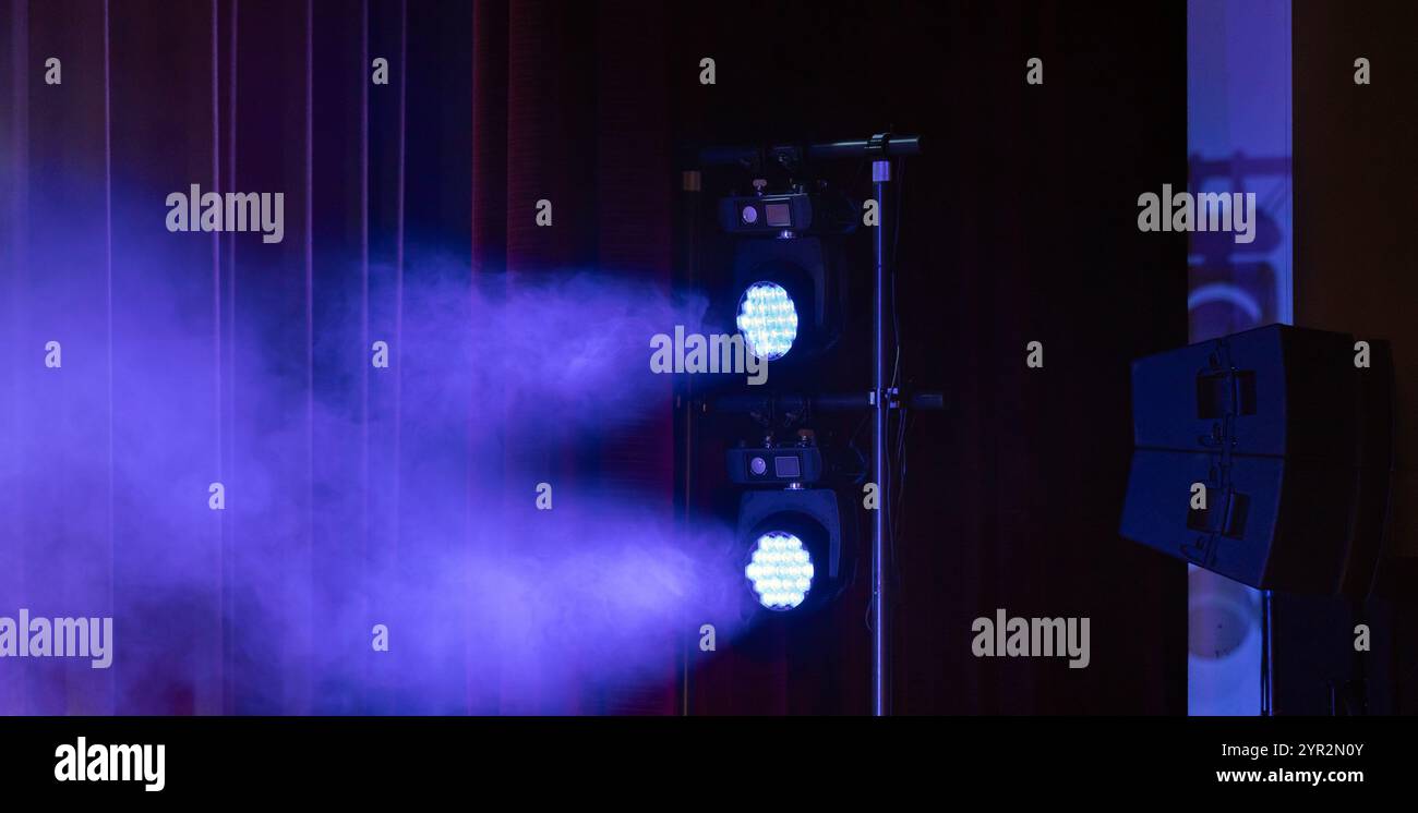 Spots bleus violets. Faisceaux dans la lumière de fumée sur fond sombre, équipement d'éclairage de scène moderne Banque D'Images