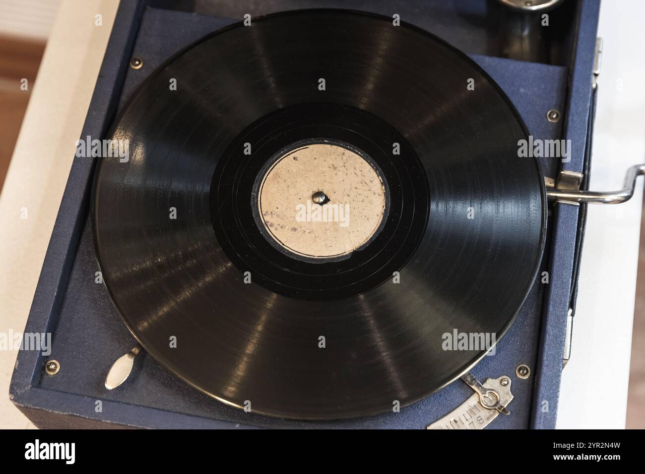 Phonographe vintage bleu avec disque vinyle noir, vue de dessus, photo gros plan avec flou sélectif Banque D'Images