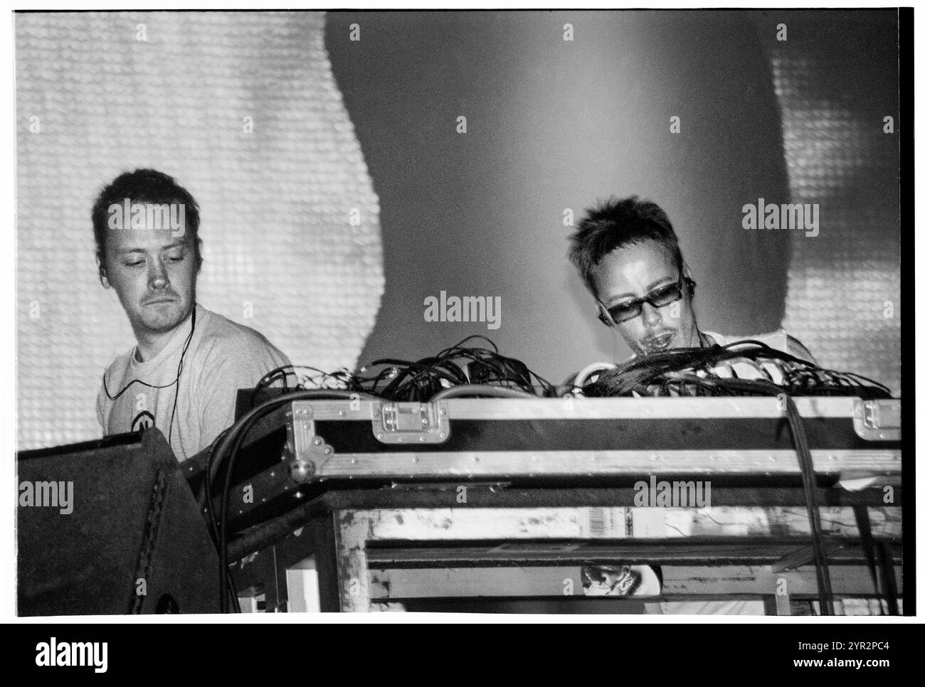 BASEMENT JAXX, HOMELANDS FESTIVAL, 2002 : Felix Buxton (en lunettes) et Simon Ratcliffe de Basement Jaxx jouant en concert au Homelands Festival 2002 à Winchester, Angleterre, Royaume-Uni le 1er juin 2002. Photo : ROB WATKINS. INFO : Basement Jaxx, duo britannique de musique électronique formé en 1994 par Felix Buxton et Simon Ratcliffe, est réputé pour son éclectique mélange House, funk et pop. Connu pour des succès tels que « Where's Your Head at », il a été salué dans le monde entier et a reçu de nombreux prix. Banque D'Images