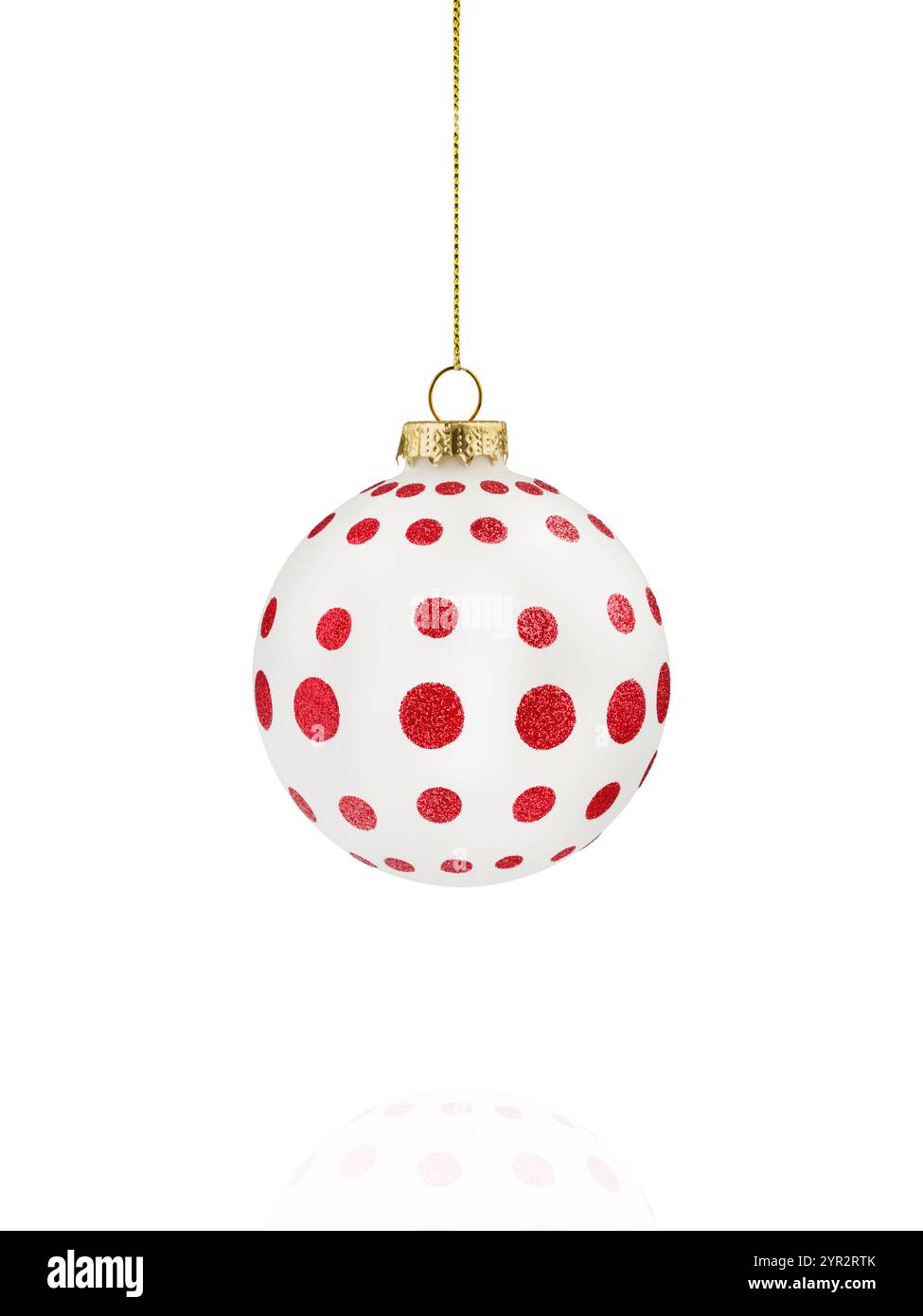 Boule d'ornements de Noël scintillants blancs et rouges avec rayures et point ou cercle isolé sur fond blanc avec chemin de découpage. Design ele Banque D'Images