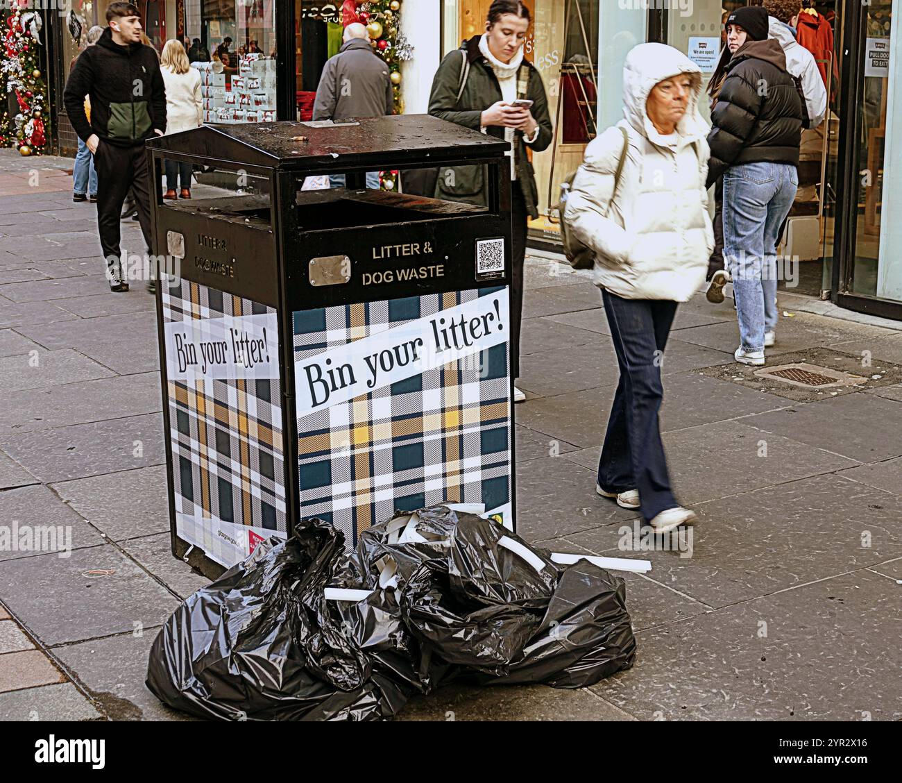 Glasgow, Écosse, Royaume-Uni. 2 décembre 2024. Météo britannique : un temps terne et une journée humide ont vu une vue dystopique dans le centre-ville alors que l'humeur des habitants correspondait à la météo avec des disputes continus de poubelle et des mendiances sans-abri stagnant la scène dans le centre-ville. Crédit Gerard Ferry/Alamy Live News Banque D'Images