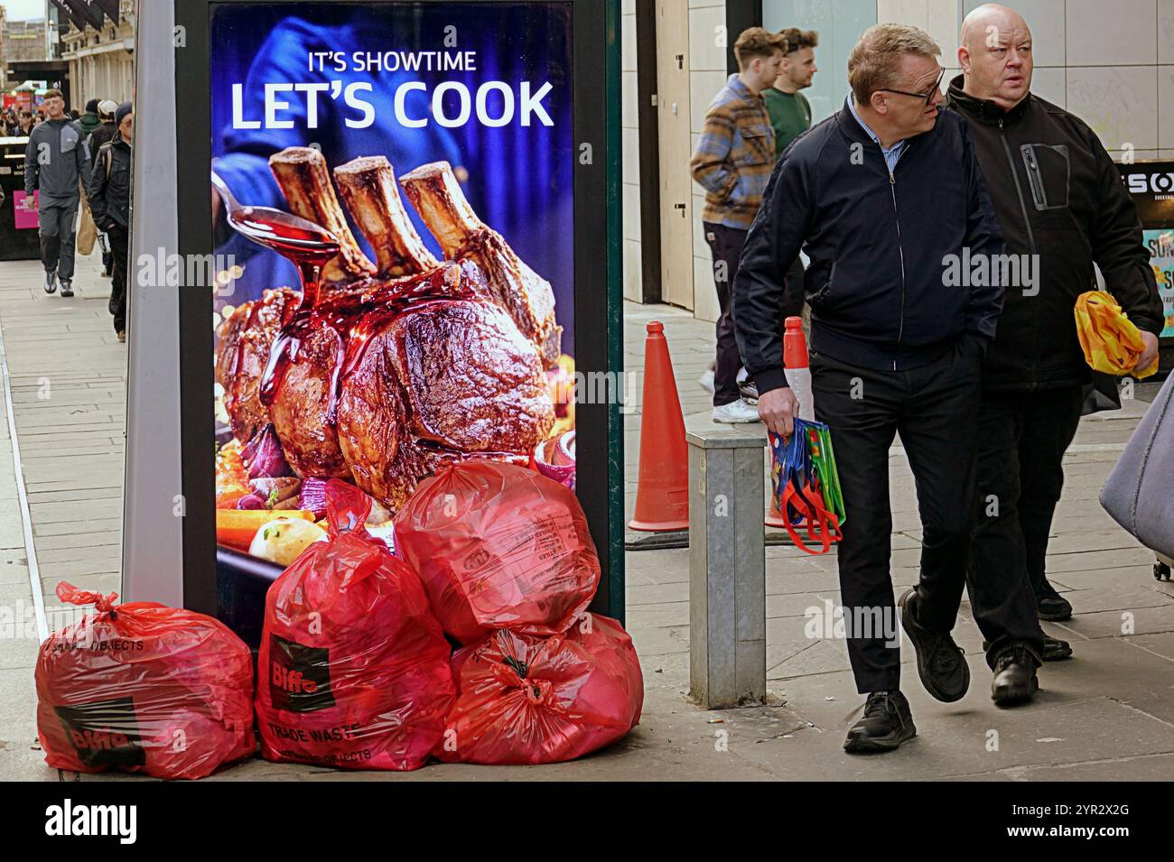 Glasgow, Écosse, Royaume-Uni. 2 décembre 2024. Météo britannique : un temps terne et une journée humide ont vu une vue dystopique dans le centre-ville alors que l'humeur des habitants correspondait à la météo avec des disputes continus de poubelle et des mendiances sans-abri stagnant la scène dans le centre-ville. Crédit Gerard Ferry/Alamy Live News Banque D'Images