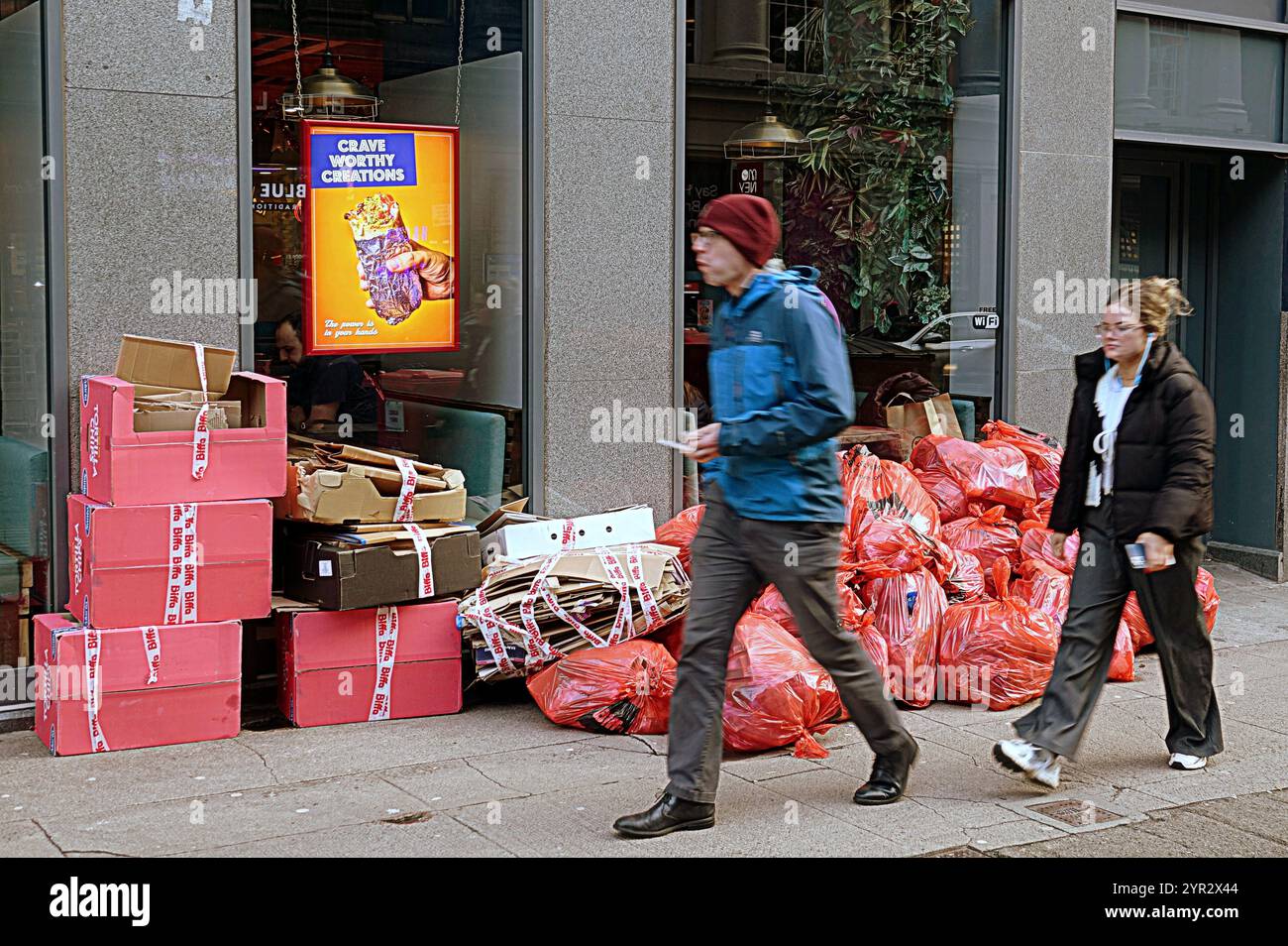 Glasgow, Écosse, Royaume-Uni. 2 décembre 2024. Météo britannique : un temps terne et une journée humide ont vu une vue dystopique dans le centre-ville alors que l'humeur des habitants correspondait à la météo avec des disputes continus de poubelle et des mendiances sans-abri stagnant la scène dans le centre-ville. Crédit Gerard Ferry/Alamy Live News Banque D'Images