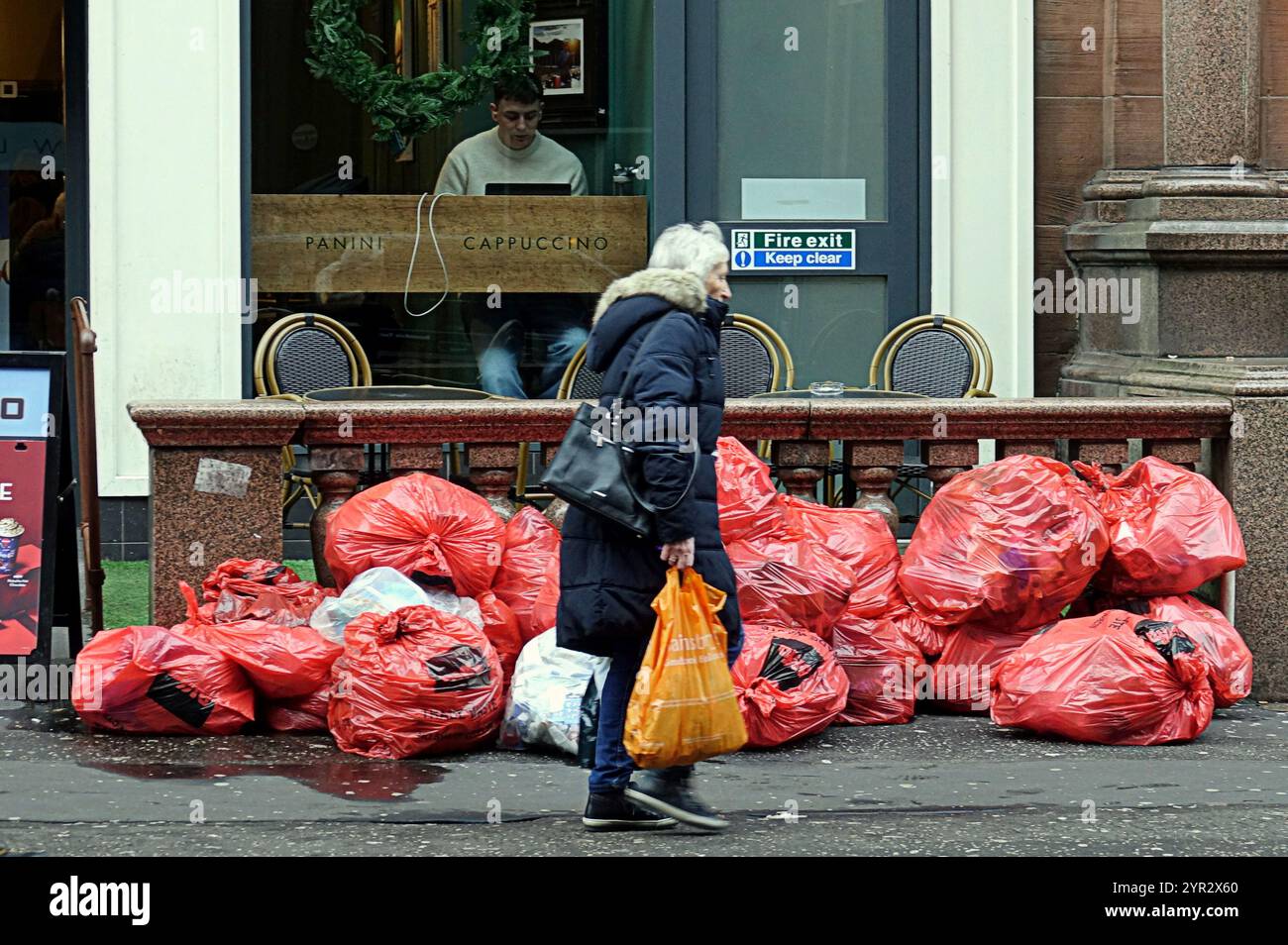 Glasgow, Écosse, Royaume-Uni. 2 décembre 2024. Météo britannique : un temps terne et une journée humide ont vu une vue dystopique dans le centre-ville alors que l'humeur des habitants correspondait à la météo avec des disputes continus de poubelle et des mendiances sans-abri stagnant la scène dans le centre-ville. Crédit Gerard Ferry/Alamy Live News Banque D'Images