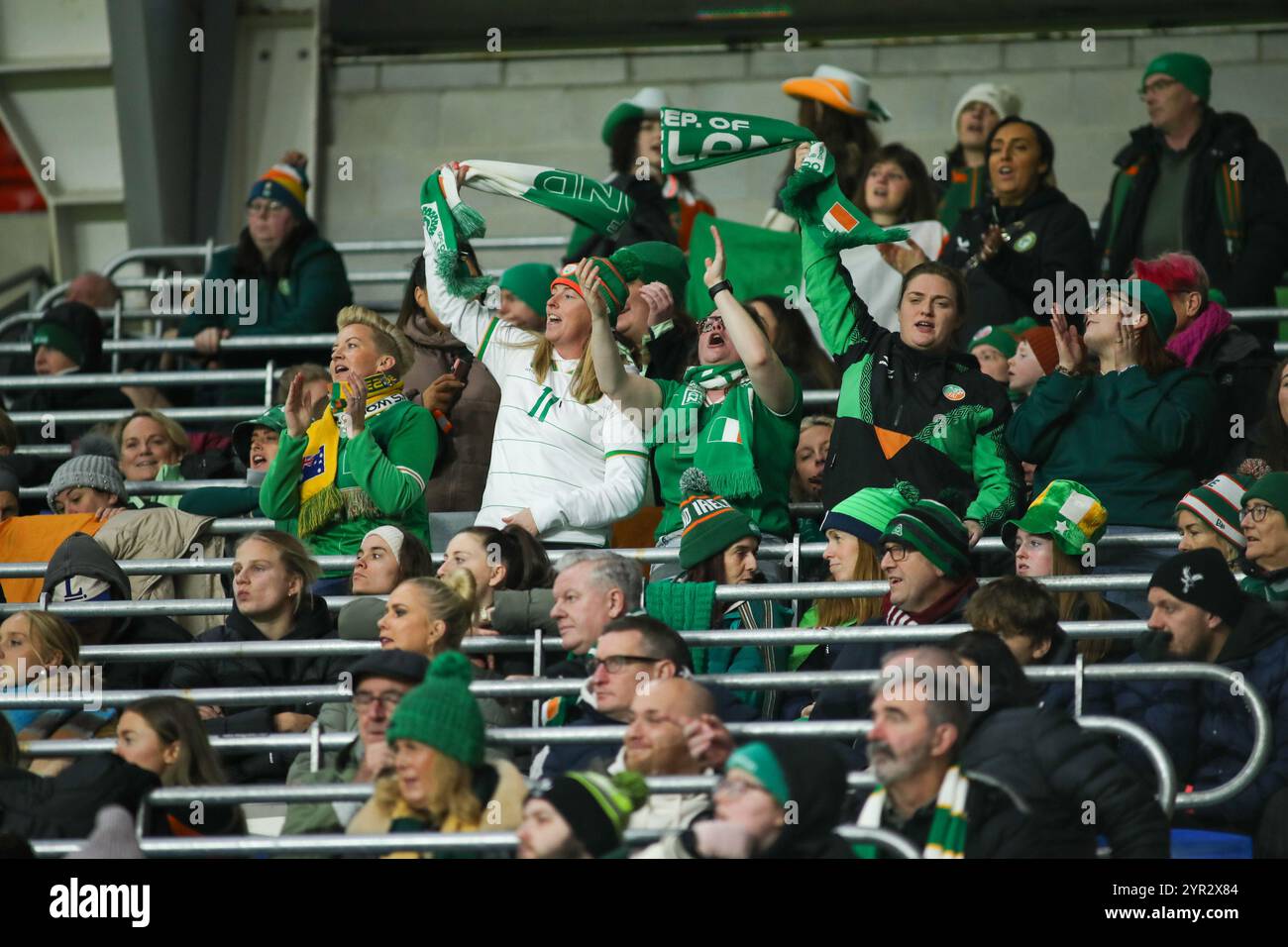 Cardiff, Royaume-Uni. 29 novembre 2024. Supporters irlandais lors du match de qualification pour l'Euro 2025 féminin de l'UEFA entre le pays de Galles et la République d'Irlande au Cardiff City Stadium de Cardiff, au pays de Galles. (B. East/SPP) crédit : photo de presse sportive SPP. /Alamy Live News Banque D'Images