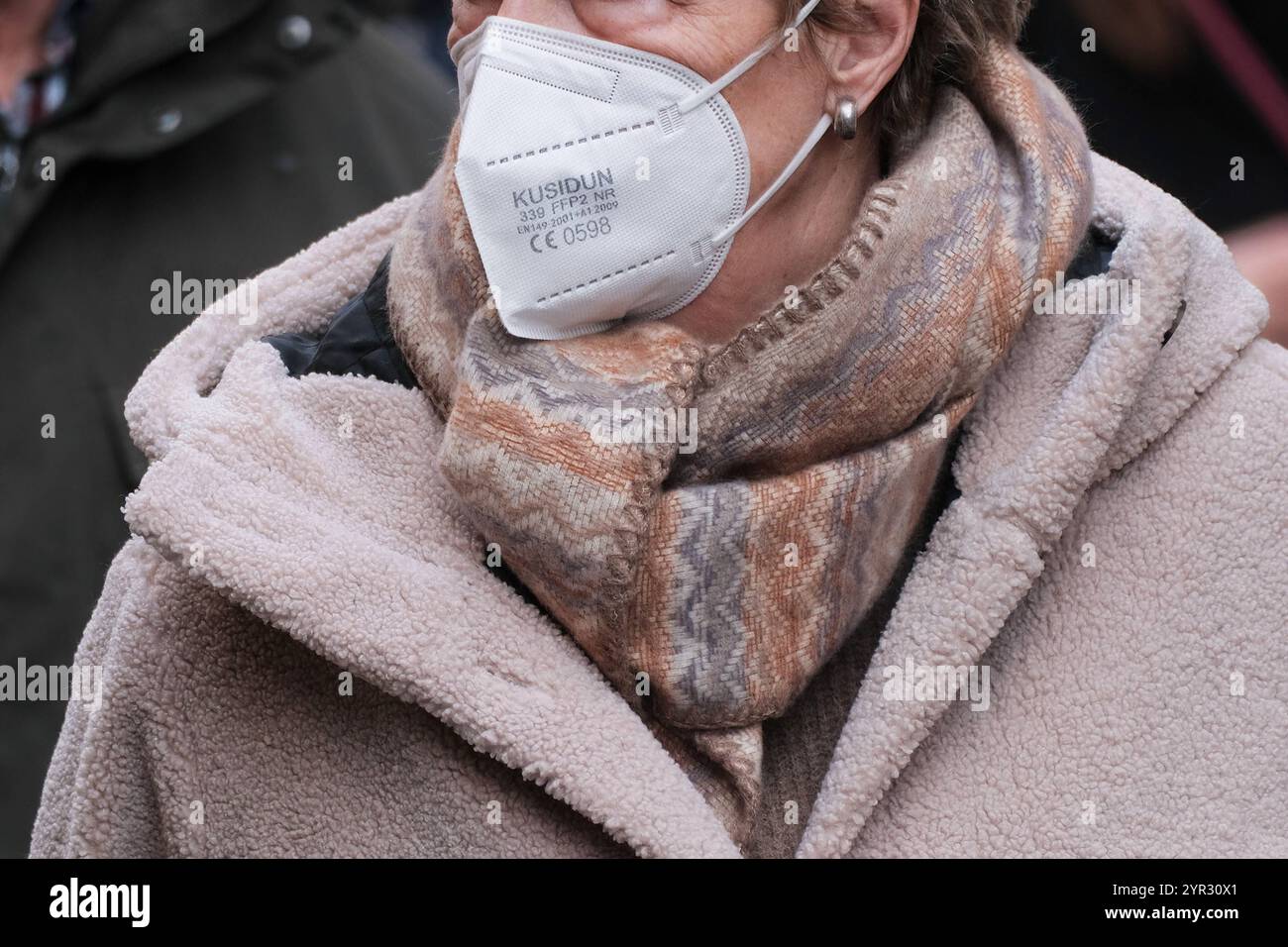 Düsseldorf 02.12.2024 Maskenpflicht Maskenzwang Masken Infektionsschutzgesetz Schutzmaske medizinische Gesichtsmaske OP-Maske Maske FFP2-Maske Mundschutz 2G-Regel 3G-Regel Inzidenz ÖPNV Personenfernverkehr Personenverkehr gastronomie Winterinzidenz Frühjahrsinzidenz Frühlingsinzidenz COVID-19 Corona Düsseldorf Nordrhein-Westfalks Deutschland *** Düsseldorf masque de transport public masque de 2024 transport masque de passagers masque Mask masque de longue durée masque de protection Mask obligation masque de protection civile Mask 2G masque de protection des passagers masque de transport de protection civile Mask règle de protection des passagers 2G masque de protection civile MP2 masque de protection des obligations de protection des passagers Banque D'Images