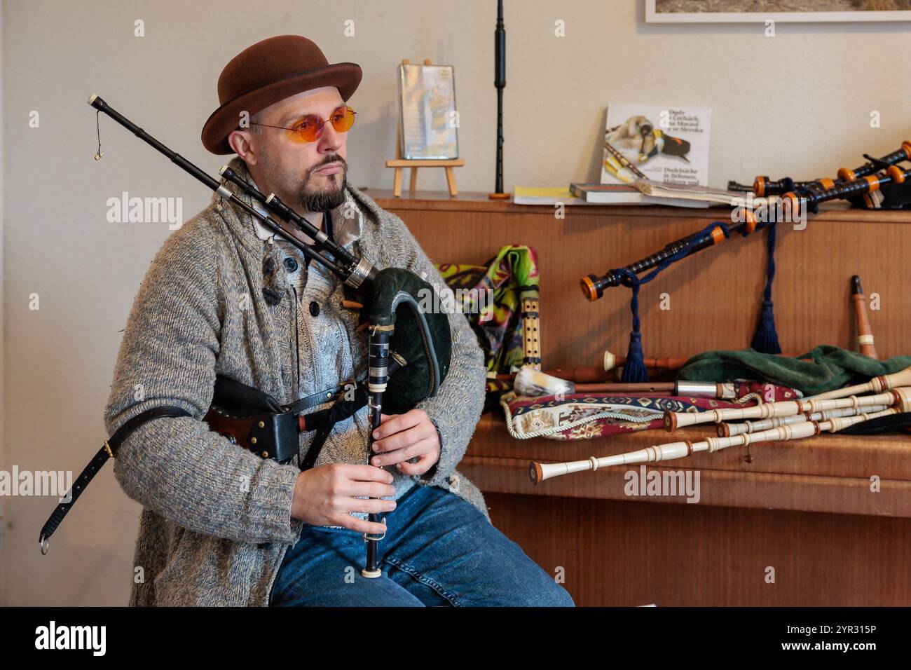 Hofheim, Allemagne. 02 décembre 2024. Thomas Zöller, directeur de l'Académie de cornemuse, joue de la cornemuse. Les conférenciers enseignent l'art de la cornemuse en jouant dans des ateliers ou des leçons spéciales de cornemuse à l'Académie de cornemuse. Crédit : Jörg Halisch/dpa/Alamy Live News Banque D'Images