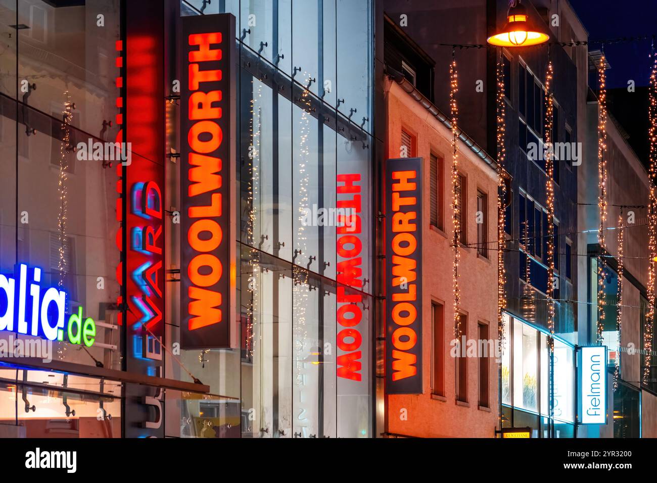 Darmstadt, Allemagne, 20.11.2024, façade de la société Woolworth et Fielmann avec logotype dans le centre-ville à noël Banque D'Images