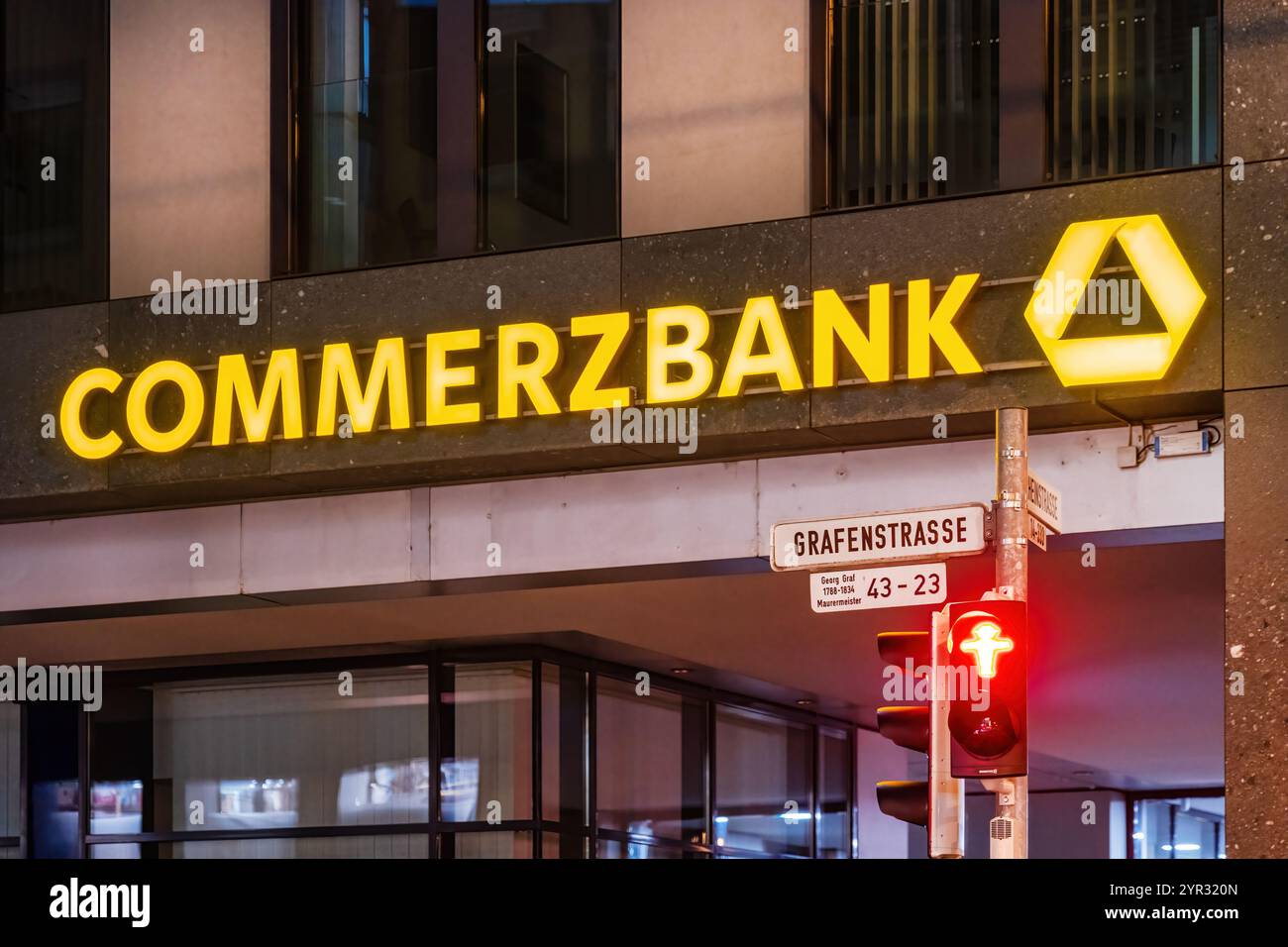 Darmstadt Allemagne, 20 novembre 2024 : logotype et façade de la Commerzbank à Grafenstrasse Banque D'Images