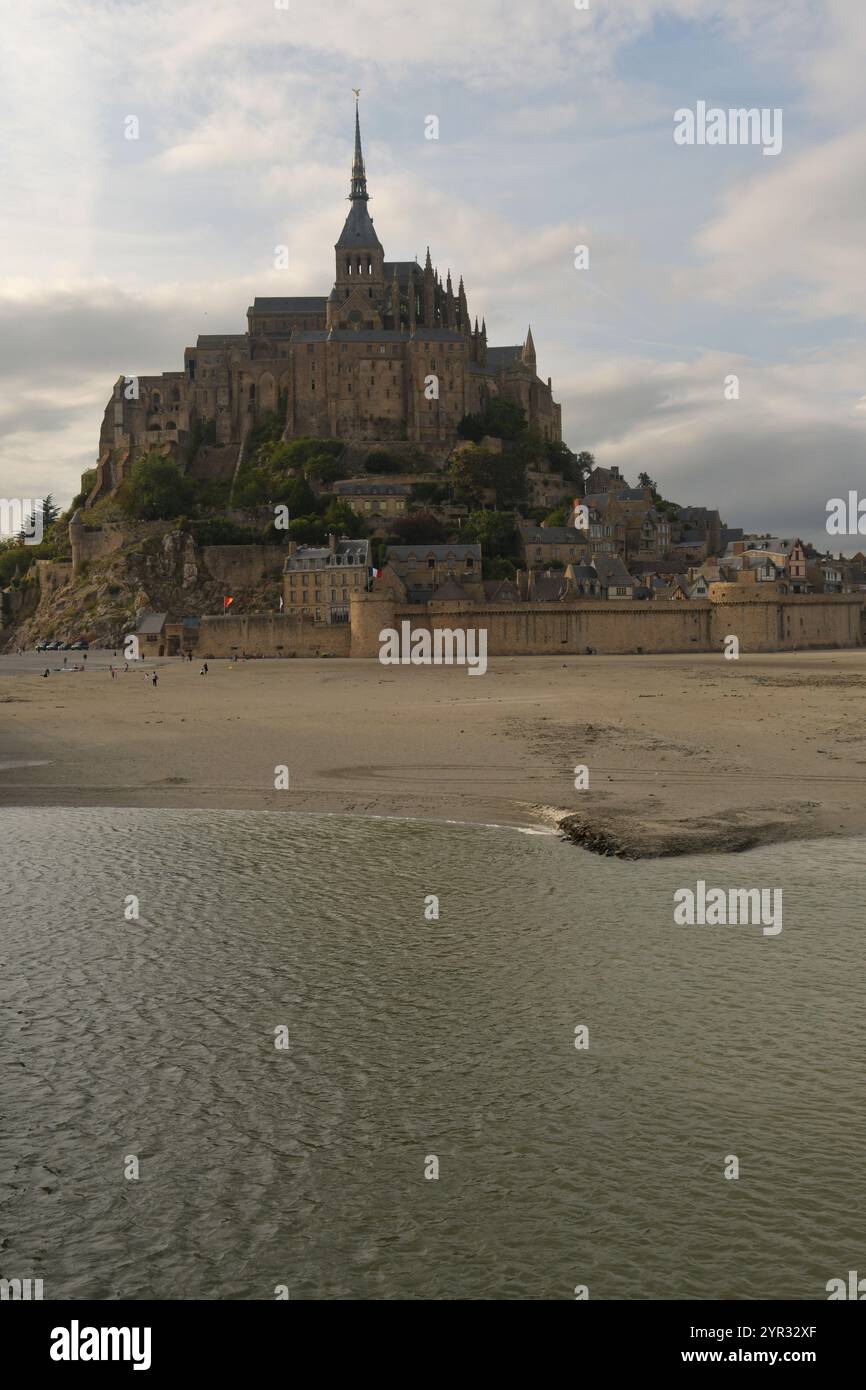 Le Mont Saint-Michel se situe entre la Normandie et la Bretagne et est connu pour ses marées basses. Charme dans la vieille ville au pied de l'Abbaye bénédictine Banque D'Images