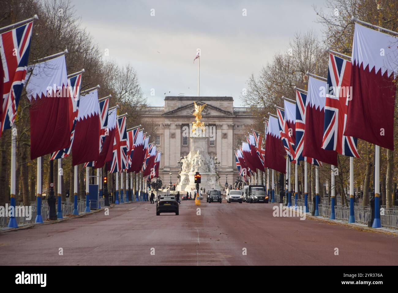 Londres, Royaume-Uni. 2 décembre 2024. Des drapeaux du Qatar et de l'Union Jacks bordent le Mall menant au palais de Buckingham avant la visite d'État de l'émir du Qatar, Cheikh Tamim bin Hamad Al Thani. Crédit : Vuk Valcic/Alamy Live News Banque D'Images