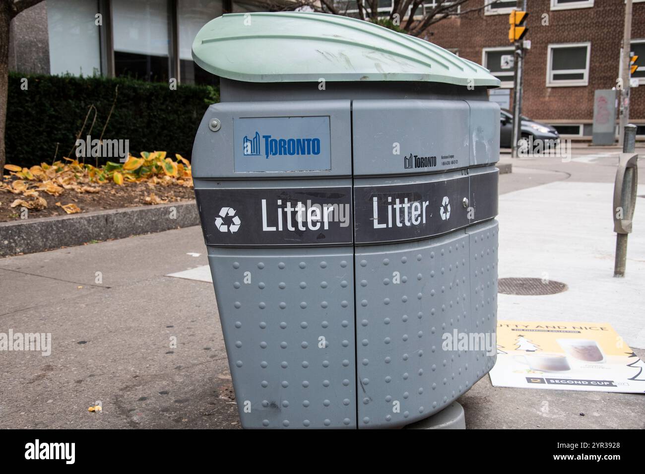Poubelle à l'Université de Toronto au centre-ville de Toronto, Ontario, Canada Banque D'Images