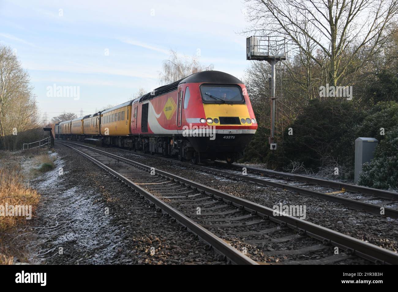 Short forma le New Measurement train avec Colas livrée Class 43 Power car 43272 qui menait à l'approche de Findern Lane Level Crossing South Derbyshire Banque D'Images