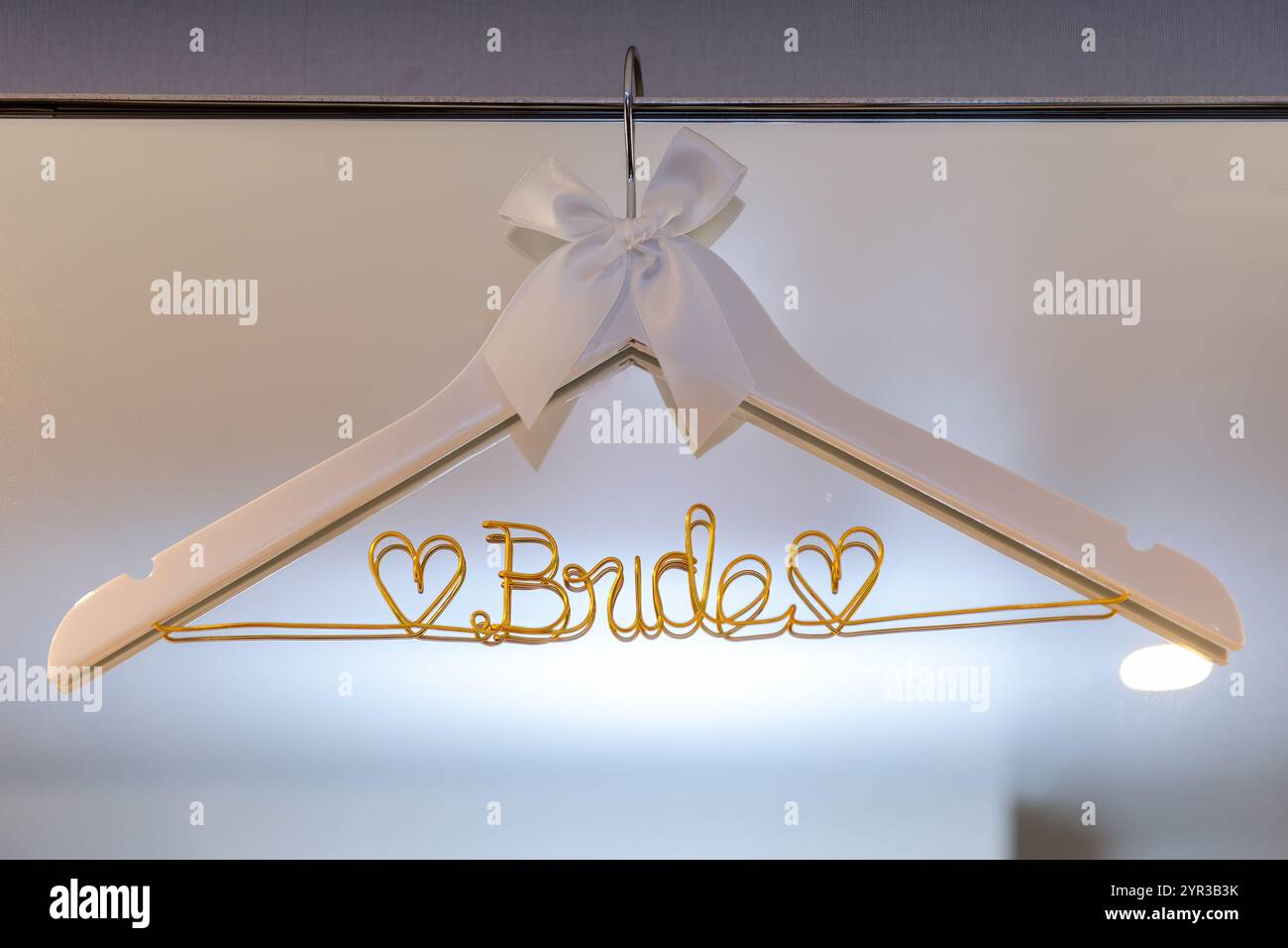 Élégant cintre de robe de mariée pour la préparation de jour de mariage Banque D'Images Élégant cintre de robe de mariée pour la préparation de jour de mariage Banque D'Images