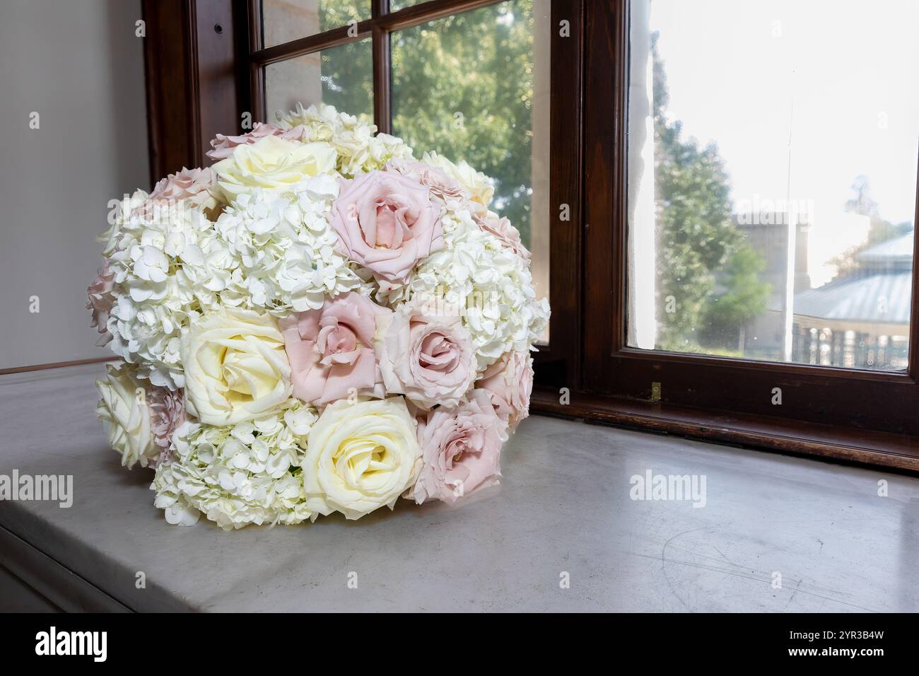 Élégant bouquet de mariée dans la lumière naturelle par la fenêtre Banque D'Images