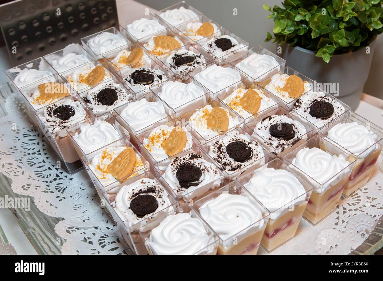 Desserts sucrés et élégants pour une réception de mariage Banque D'Images