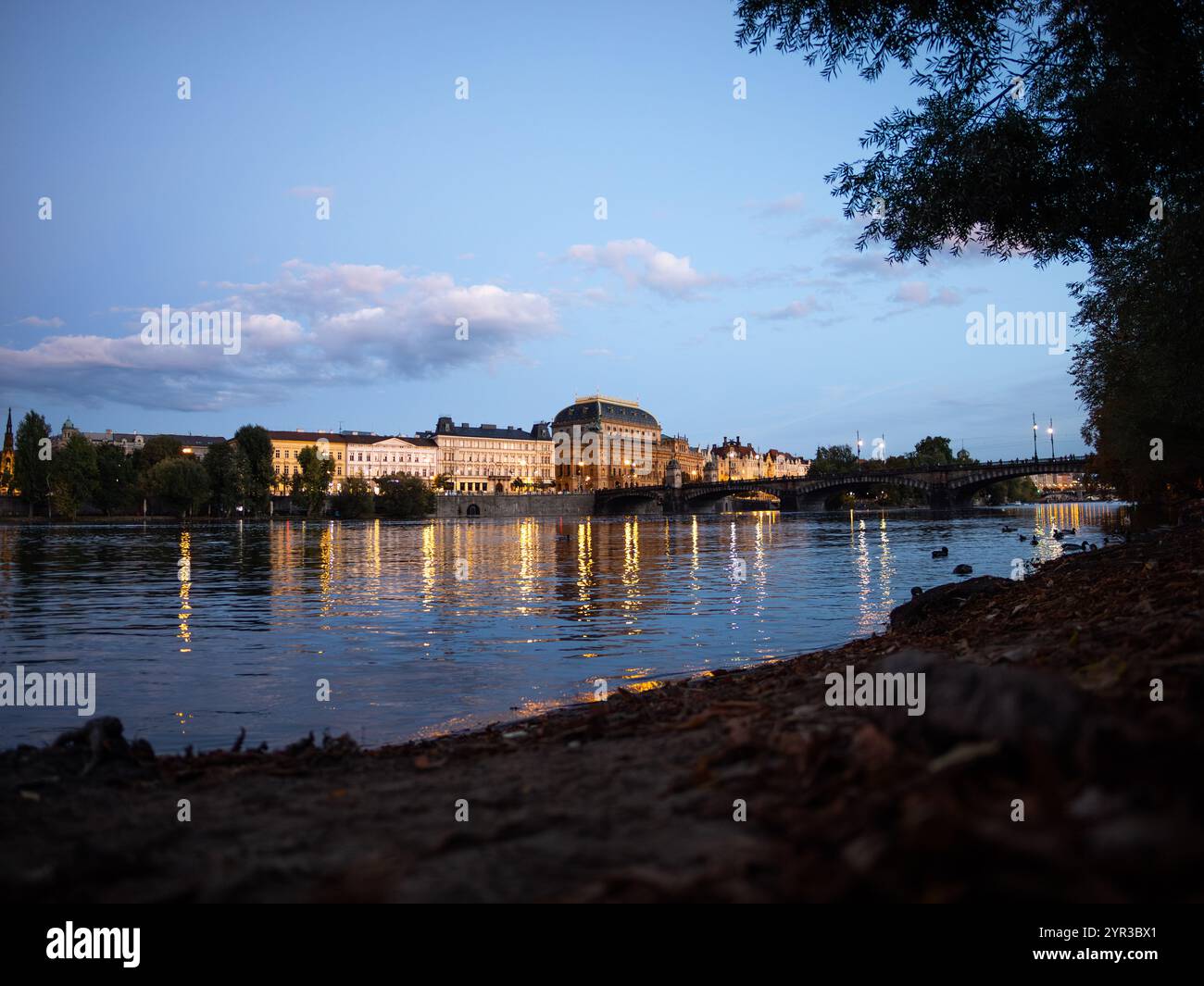 Théâtre national de Prague et le pont de la Légion (Most Legií) illuminés dans la soirée. Belle architecture dans la nouvelle ville de Praha. Banque D'Images