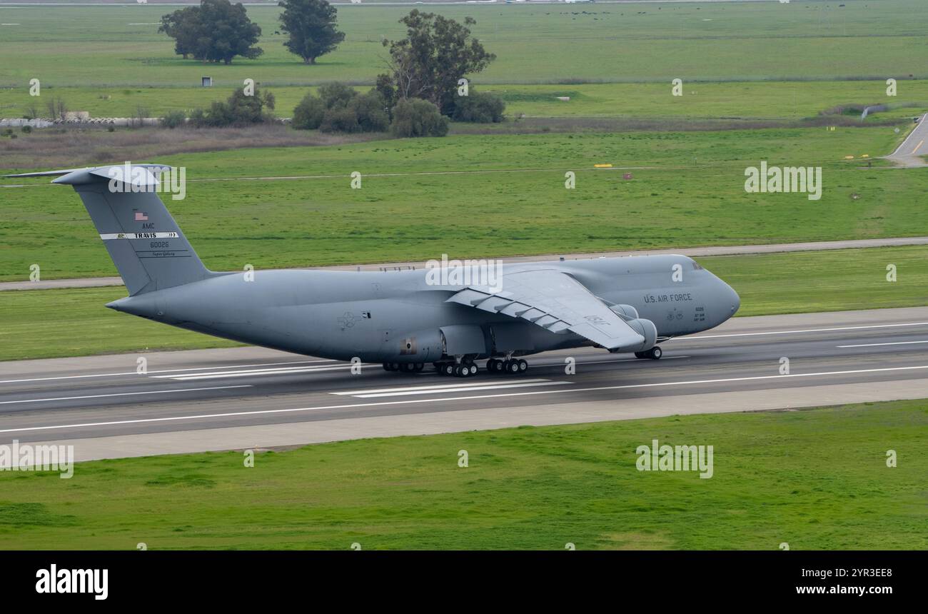 Un C-5 Galaxy Super Galaxy de l'US Air Force mène des opérations aériennes normales, le 25 mars, à la base aérienne de Travis, en Californie. Le C-5 Galaxy Super Galaxy i. Banque D'Images