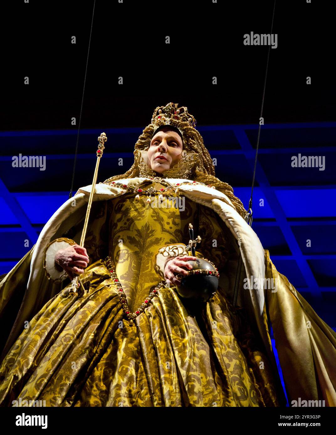 Melanie Pappenheim (Queen Elizabeth) in DR DEE at Palace Theatre, Manchester, Angleterre 01/07/2011 a Manchester International Festival (MIF), ENO & Londres 2012 coproduction Festival co-créateur et compositeur : Damon Albarn chef d'orchestre : Andre de Ridder Set design : Paul Atkinson costumes : Katrina Lindsay éclairage : Paule Constable Movement : Frantic Assembly video design : 59 Productions Co-créateur et réalisateur : Rufus Norris Banque D'Images