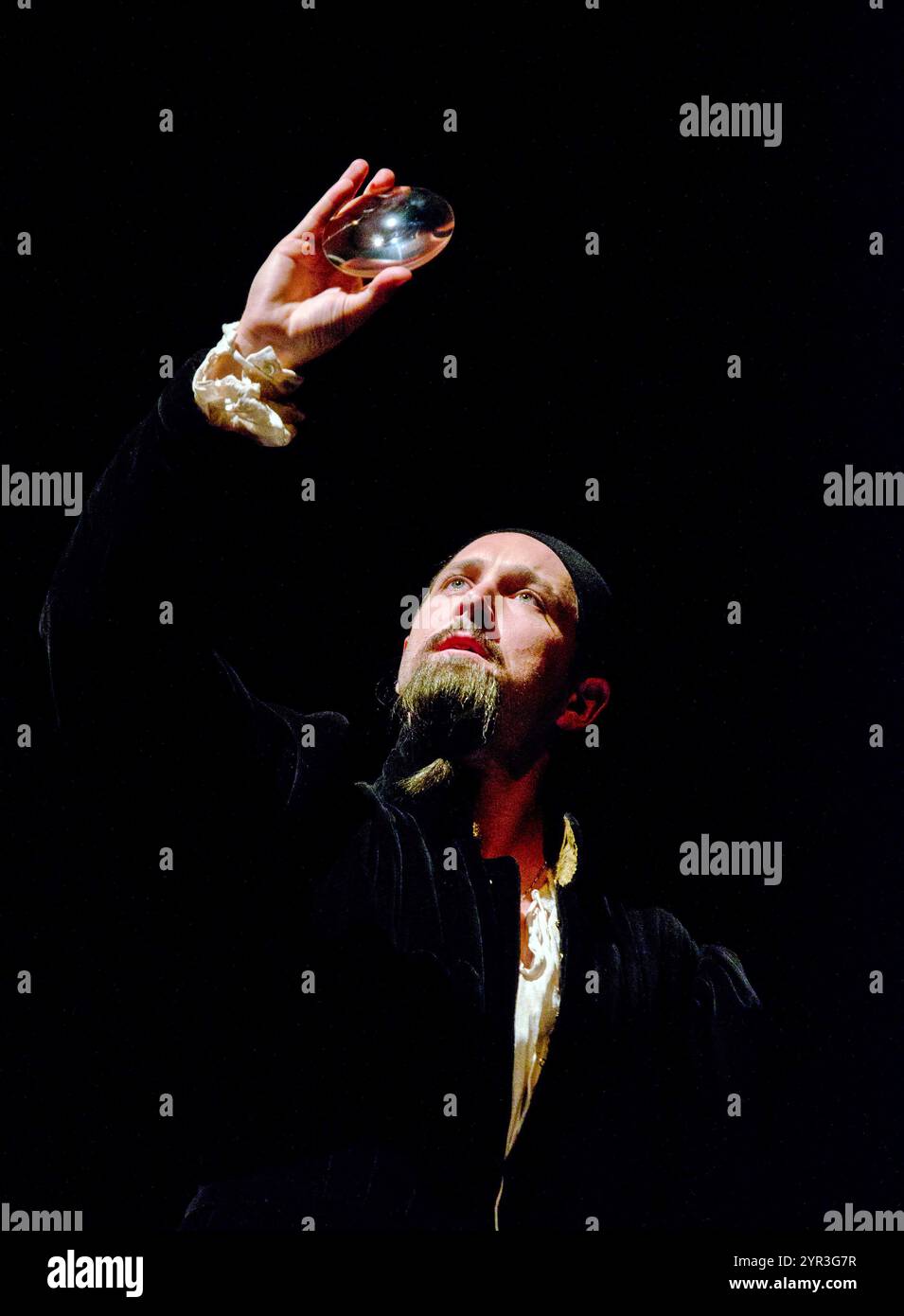 Bertie Carvel (John Dee) in DR DEE at Palace Theatre, Manchester, Angleterre 01/07/2011 a Manchester International Festival (MIF), ENO & Londres 2012 coproduction Festival co-créateur et compositeur : Damon Albarn chef d'orchestre : Andre de Ridder Set design : Paul Atkinson costumes : Katrina Lindsay éclairage : Paule Constable Movement : Frantic Assembly video design : 59 Productions Co-créateur et réalisateur : Rufus Norris Banque D'Images