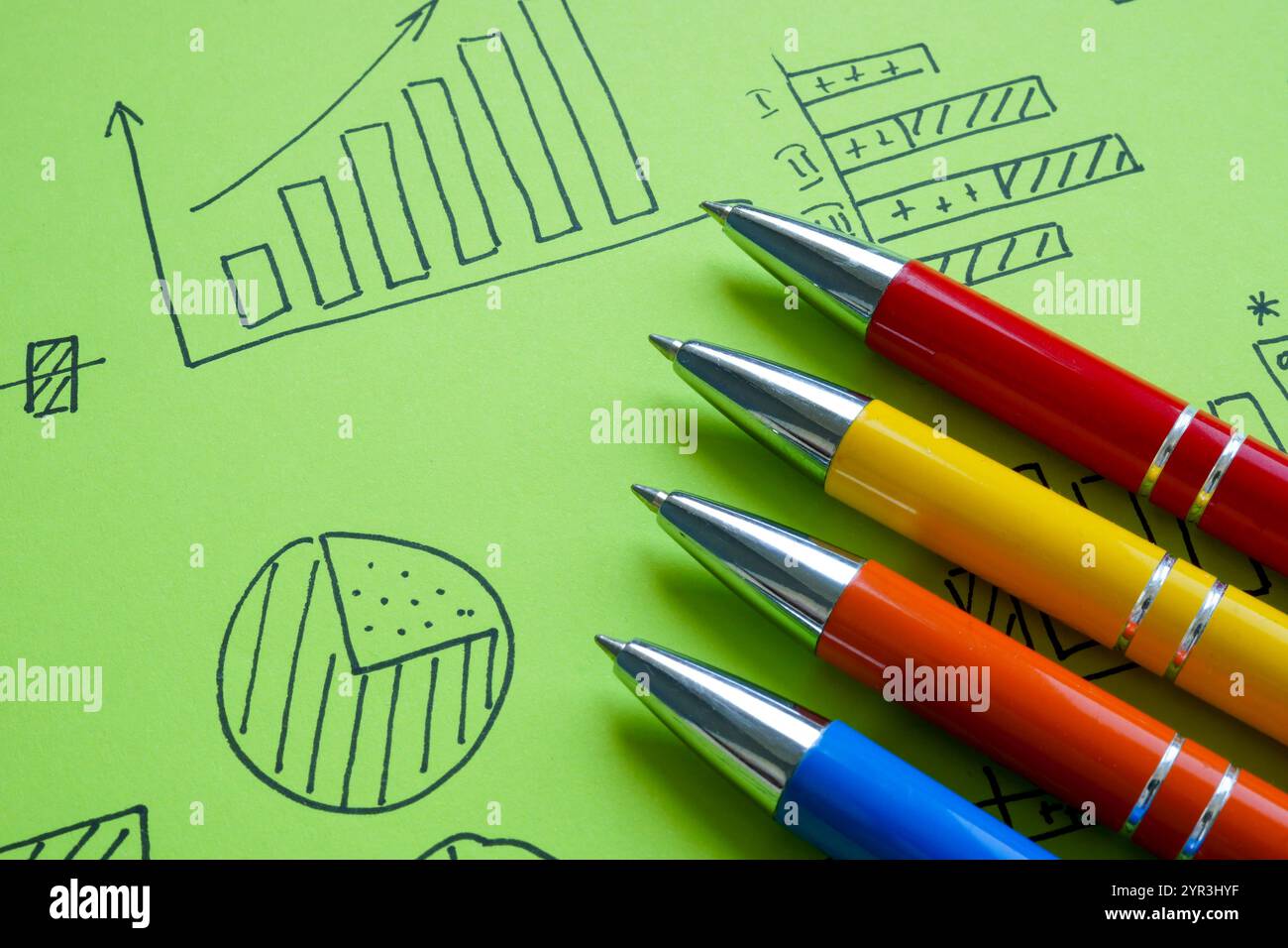 Stylos couchés sur des graphiques marketing ou commerciaux. Concept de planification stratégique. Banque D'Images