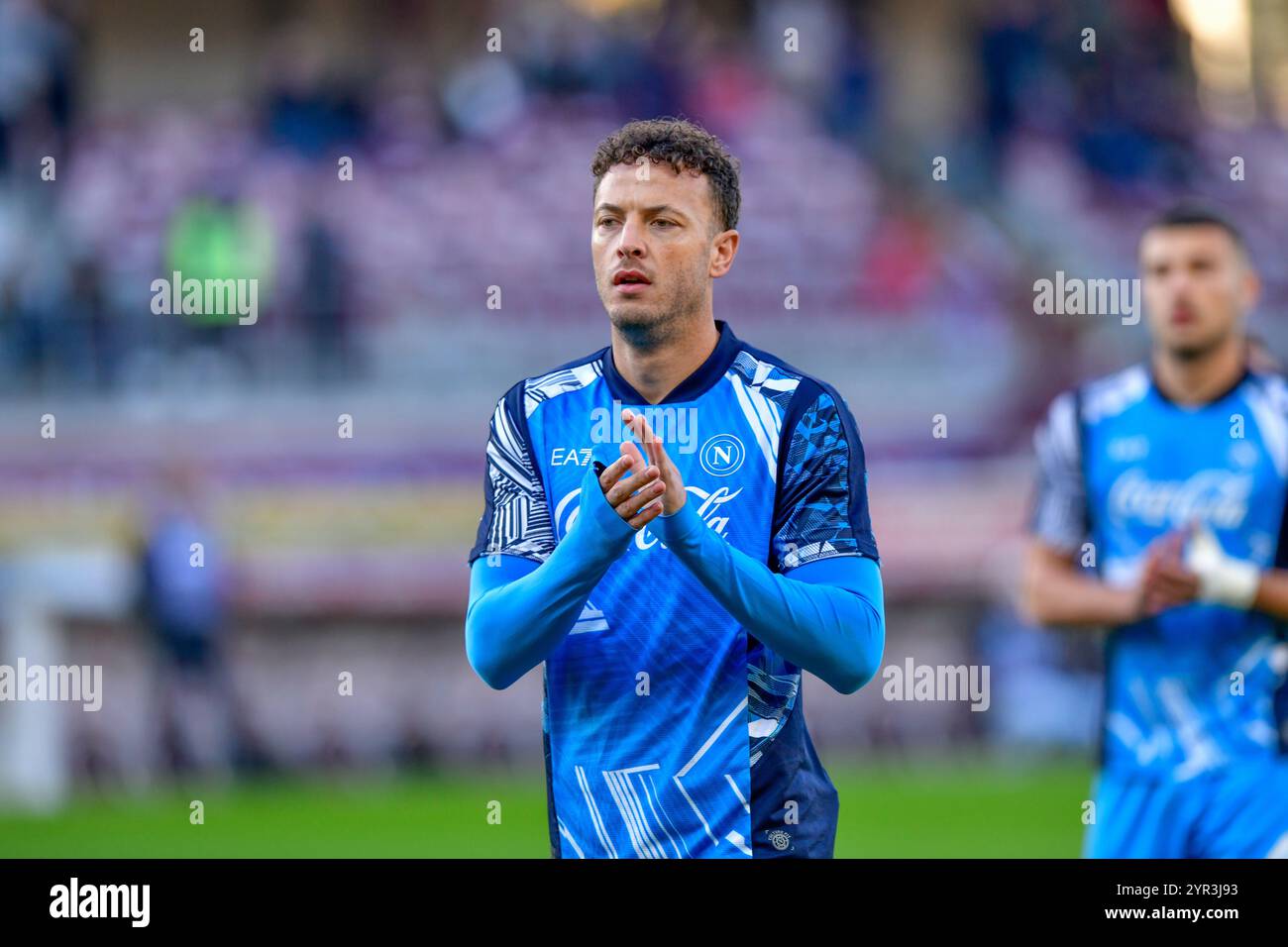 Turin, Italie. 01 décembre 2024. Amir Rrahmani de Napoli s’échauffe avant le match de Serie A entre Turin et Napoli au Stadio Olimpico à Turin. Banque D'Images