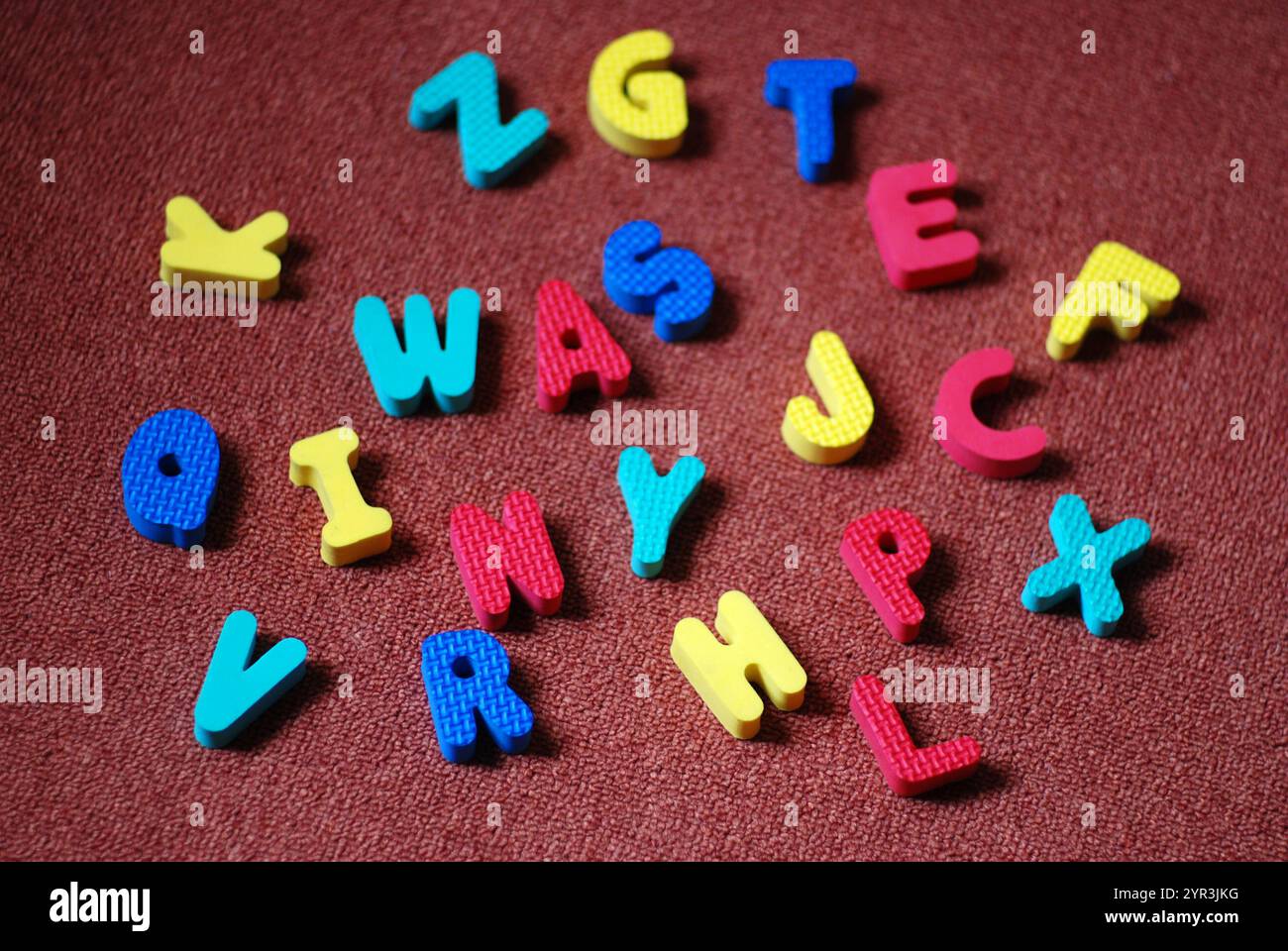 Lettres sur un tapis rouge, formant le mot déchet, concept d'orthophonie Banque D'Images