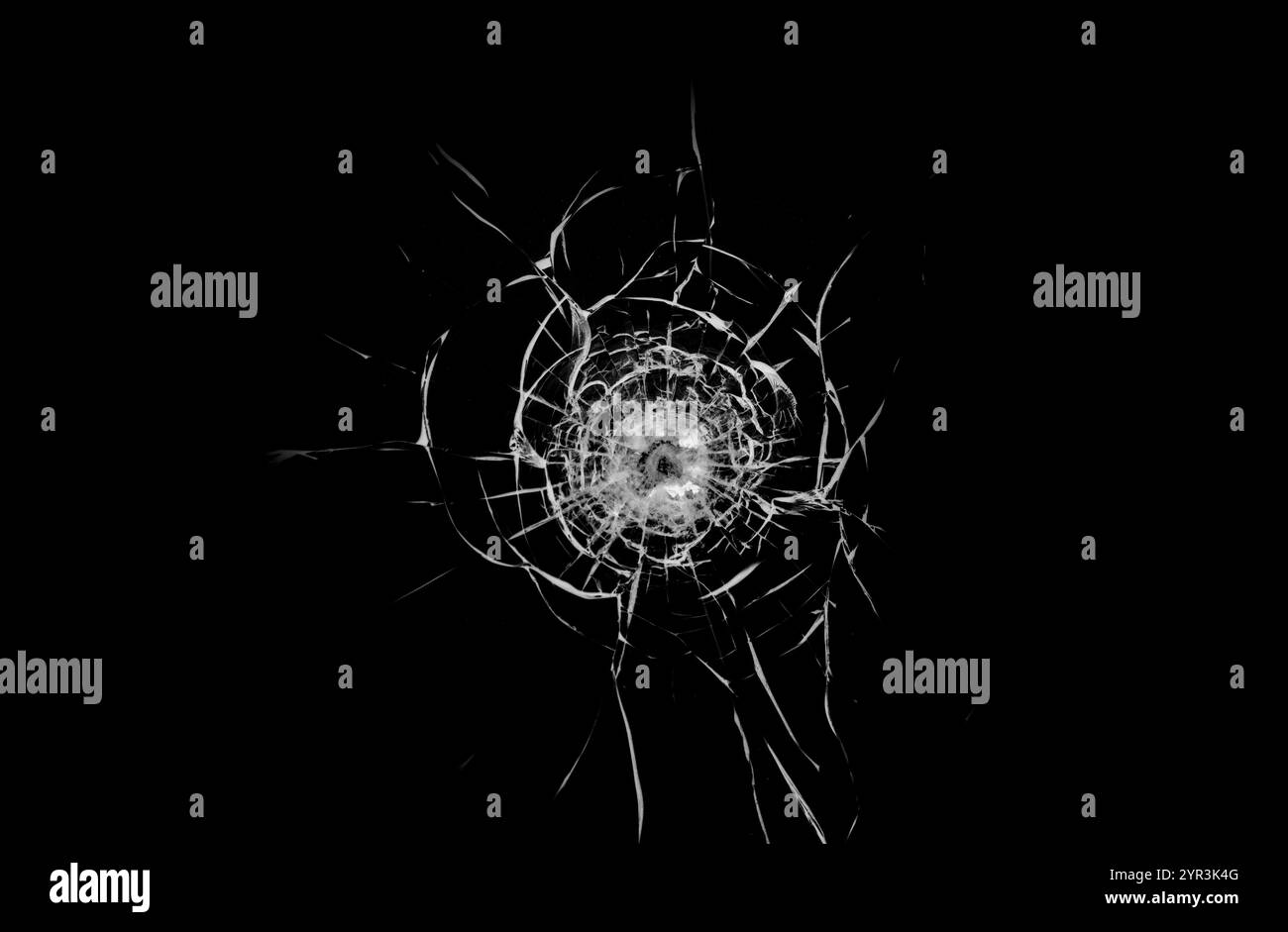 Texture de verre brisé sur un fond noir. Banque D'Images