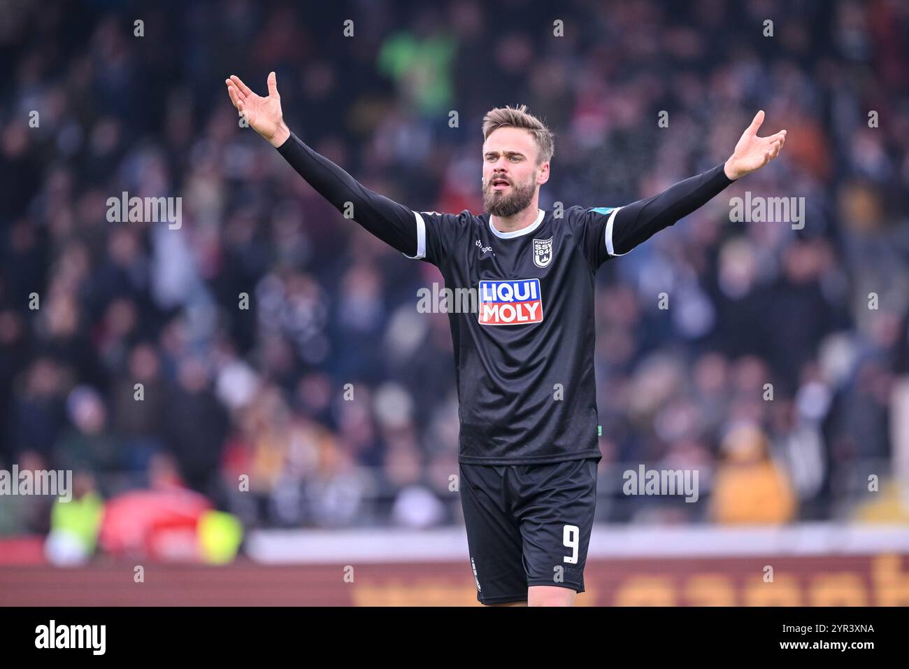 Ulm, Allemagne. 1er décembre 2024. Football : Bundesliga 2, SSV Ulm 1846 - SpVgg Greuther Fürth, Journée 14, Donaustadion. Lucas Röser d'Ulm gesticulate. Crédit : Harry Langer/dpa - REMARQUE IMPORTANTE : conformément aux règlements de la DFL German Football League et de la DFB German Football Association, il est interdit d'utiliser ou de faire utiliser des photographies prises dans le stade et/ou du match sous forme d'images séquentielles et/ou de séries de photos de type vidéo./dpa/Alamy Live News Banque D'Images