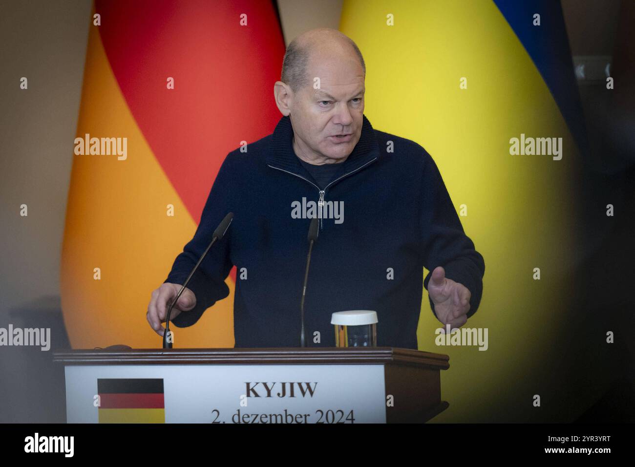 Bundeskanzler Olaf Scholz besucht Praesident Wolodymyr Selenskyj in Kiew Bundeskanzler Olaf Scholz besucht Praesident Wolodymyr Selenskyj in Kiew AM 02.12.2024. Le président de l Ukraine rencontre le chancelier fédéral de l Allemagne. Foto:le Bureau présidentiel de l'Ukraine via SVEN SIMON Fotoagentur GmbH & Co. Pressefoto KG Prinzess-Luise-Str. 41 45479 M u e l h e i m / R u h R Tel. 0208/9413250 Fax. 0208/9413260 GLS Bank BLZ 430 609 67 Kto. 4030 025 100 IBAN DE75 4306 0967 4030 0251 00 BIC GENODEM1GLS www.svensimon.net Kiew Ukraine *** le chancelier fédéral Olaf Scholz rend visite au président Volodymyr Selenskyj Banque D'Images