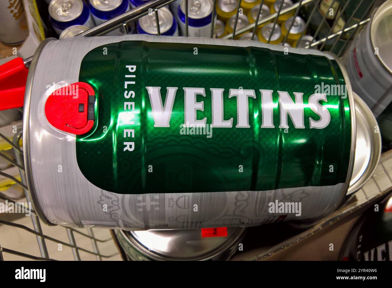 Bierfass, Veltins Pilsener - Bier Brauerei. Die C und A Veltins GmbH und Co KG ist eine im Jahre 1824 gegründete Bier - Brauerei. Der Sitz befindet sich in Meschede-Grevenstein im Sauerland. Alleinige Eigentümerin ist Susanne Veltins *** fût de bière, Veltins Pilsener Brasserie C und A Veltins GmbH und Co KG est une brasserie de bière fondée en 1824 dont le siège social est situé à Meschede Grevenstein dans le Sauerland, l'unique propriétaire est Susanne Veltins Banque D'Images