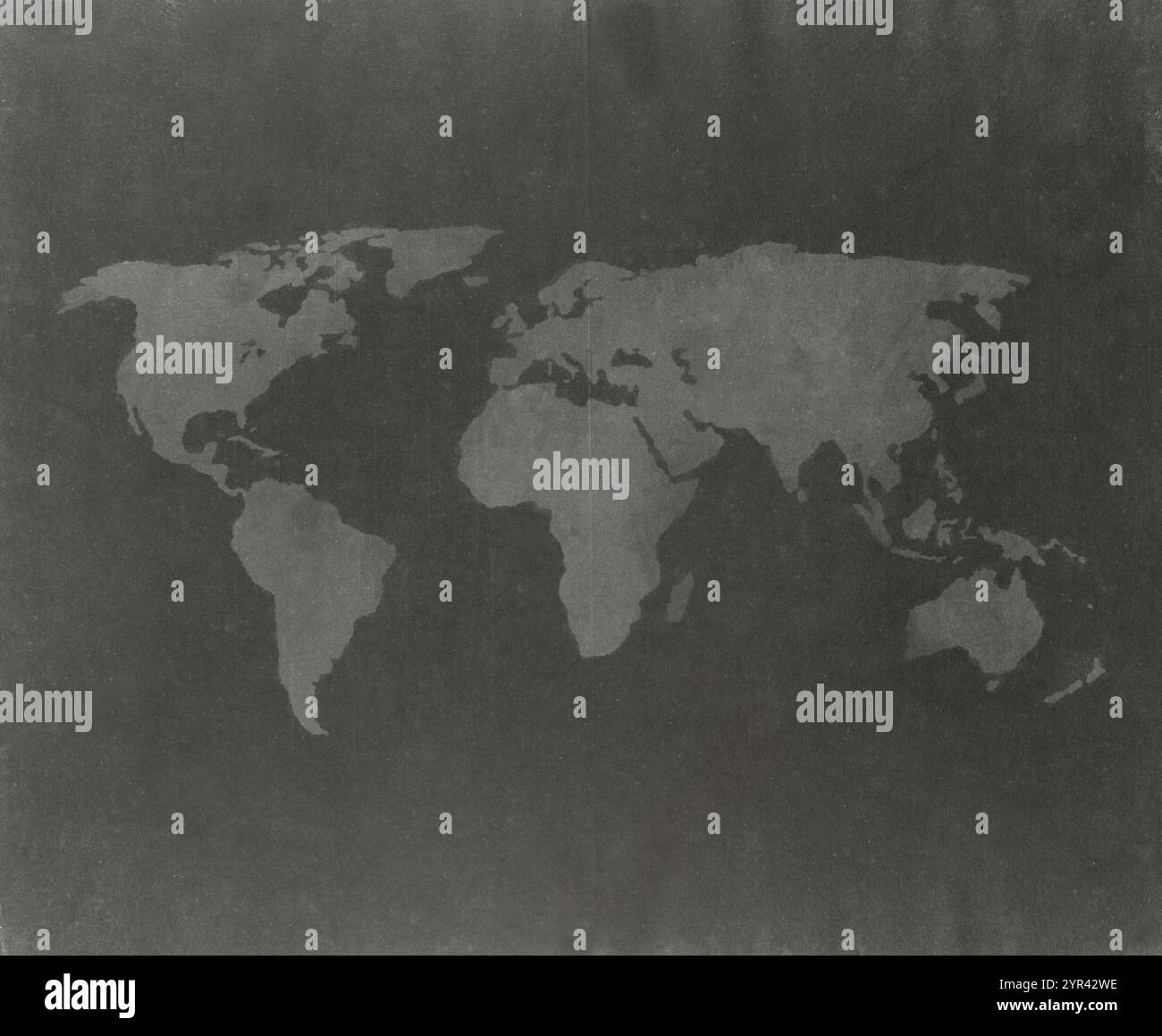 Carte du monde sur un papier altéré et vieilli, tons sombres. Fond de papier texturé plein format haute résolution. Vieille carte du monde vintage. Banque D'Images