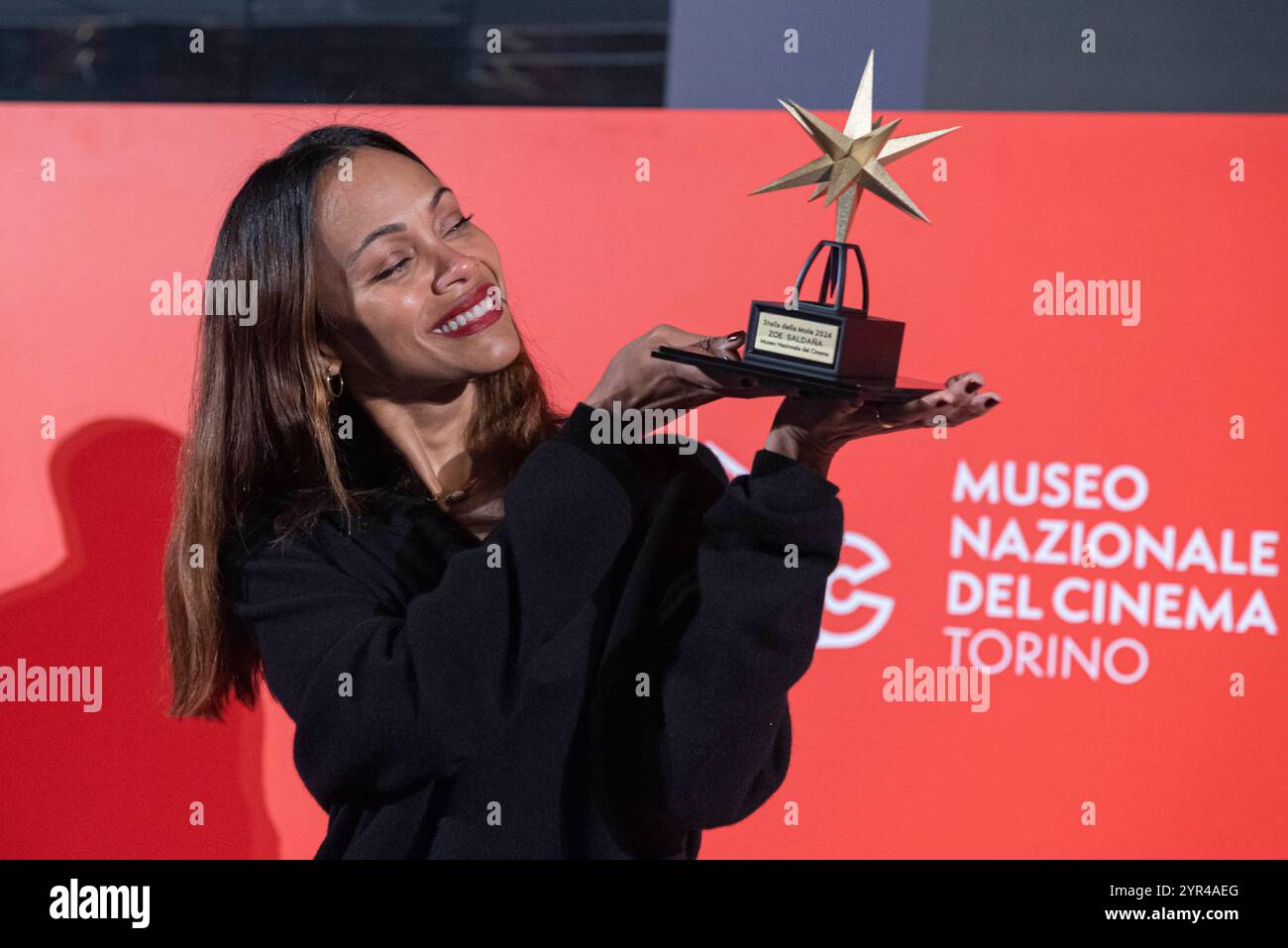 Zoe Saldana a Torino per la consegna del premio Stella della mole presso il Museo del Cinema di Torino, Italia - Cronaca - Luned&#xec ; 2 dicembre 2024 - Matteo SECCI/ Credit : LaPresse/Alamy Live News Banque D'Images