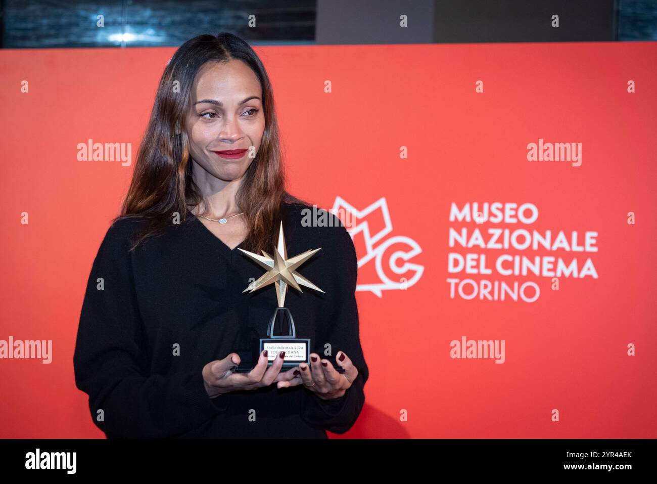 Zoe Saldana a Torino per la consegna del premio Stella della mole presso il Museo del Cinema di Torino, Italia - Cronaca - Luned&#xec ; 2 dicembre 2024 - Matteo SECCI/ Credit : LaPresse/Alamy Live News Banque D'Images