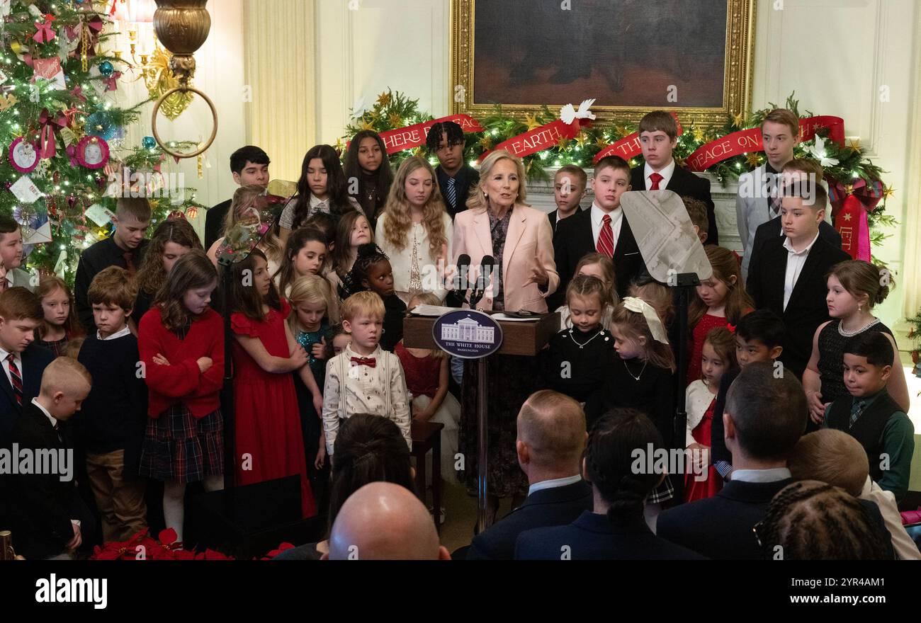 Washington DC, États-Unis. 02 décembre 2024. La première dame Dr Jill Biden, entourée d'enfants de familles de la Garde nationale de tout le pays, fait des remarques aux familles qui sont les premiers membres du public à voir les décorations de Noël de la Maison Blanche 2024, dans le cadre de son initiative « Joigning Forces », suite à l'avant-première de l'ornementation dans la salle à manger d'État de la Maison Blanche à Washington, DC, le lundi 2 décembre 2024. Le thème des fêtes de cette année est « Une saison de paix et de lumière ». Dr Credit : UPI/Alamy Live News Banque D'Images