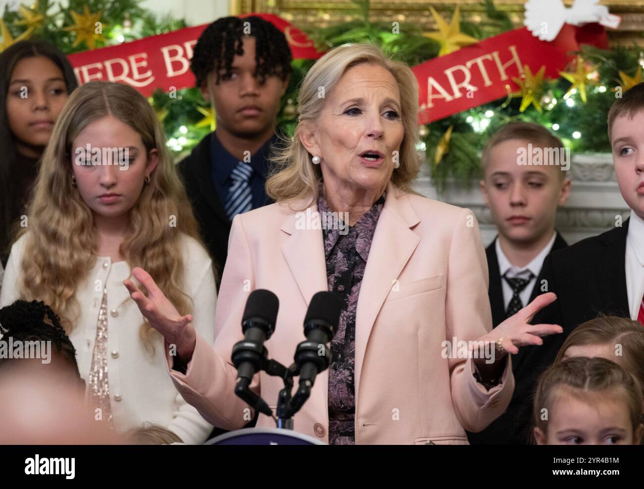 Washington DC, États-Unis. 02 décembre 2024. La première dame, le Dr Jill Biden, prononce un discours devant les familles de la Garde nationale de tout le pays, qui sont les premiers membres du public à voir les décorations de Noël de la Maison Blanche 2024, dans le cadre de son initiative « Join Forces », suite à l'avant-première de l'ornement dans la salle à manger de l'État de la Maison Blanche à Washington, DC, le lundi 2 décembre 2024. Le thème des fêtes de cette année est « Une saison de paix et de lumière ». Dr Biden a répondu : « bien sûr, je soutiens le pardon de mon fils » lorsqu'on lui a demandé de commenter le pardon de Hunter Biden. Crédit : UPI/Alamy Live Banque D'Images